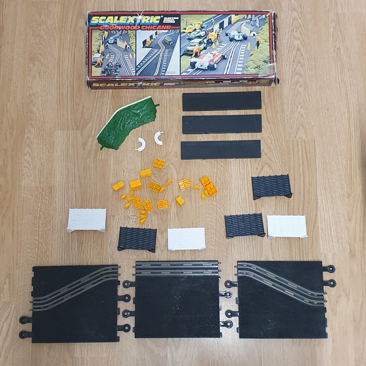 Scalextric 1:32 Classic Track C177 PT77 Goodwood Chicane & Box