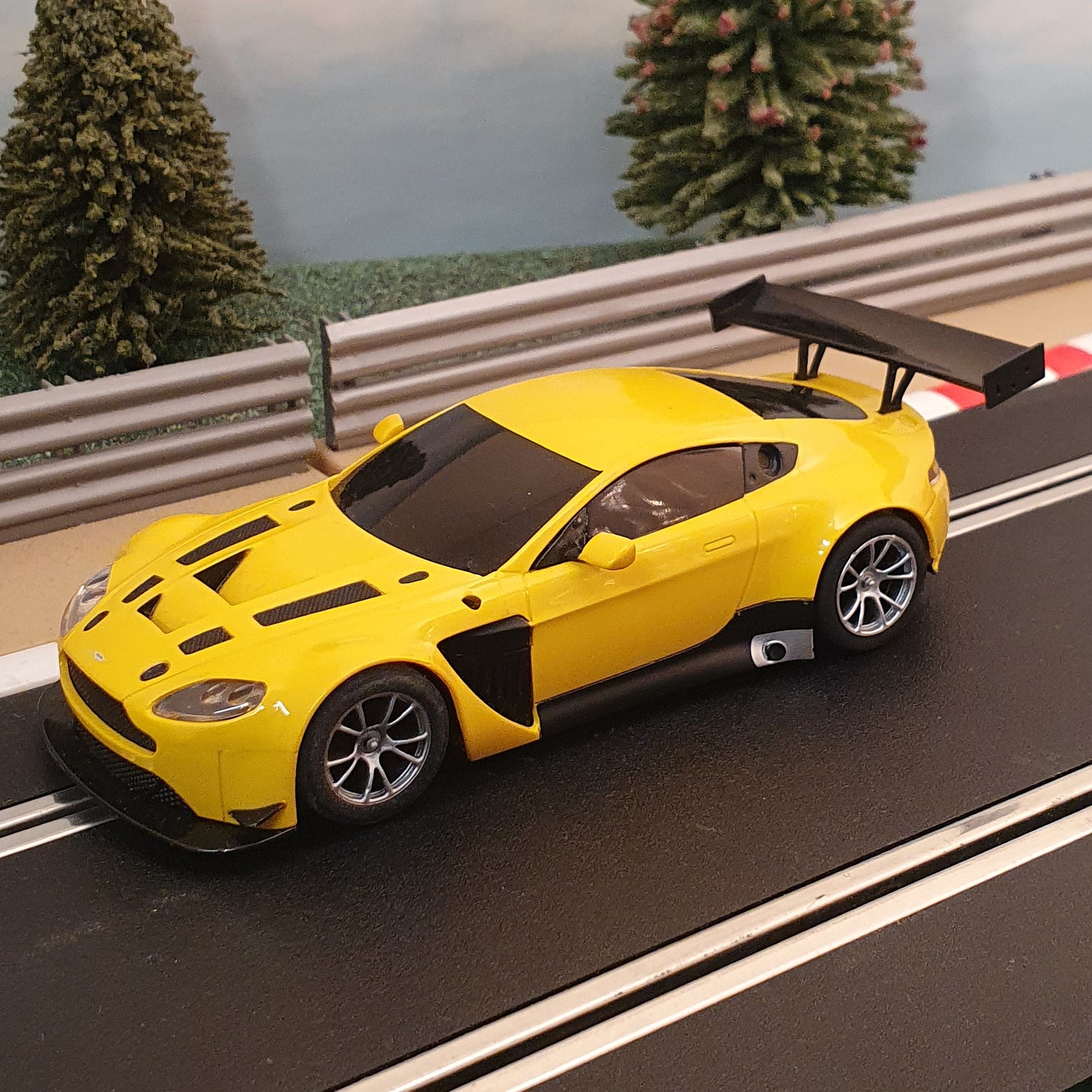 Coche Scalextric 1:32 - Amarillo Aston Martin Vantage GT3 #K