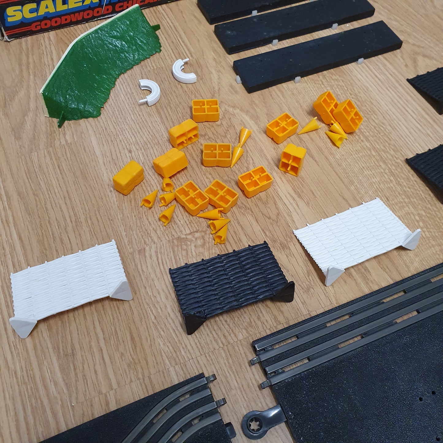 Scalextric 1:32 Classic Track C177 PT77 Goodwood Chicane & Box
