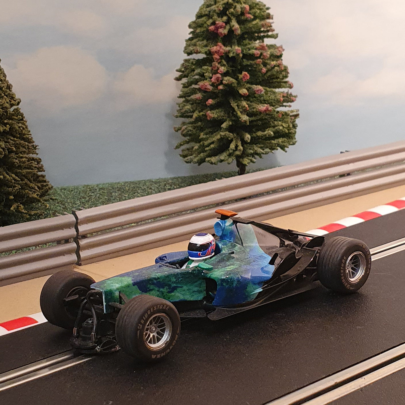 Scalextric 1:32 Digital Car - C2817D F1 Honda Earth Car Jenson Button #7 #XS