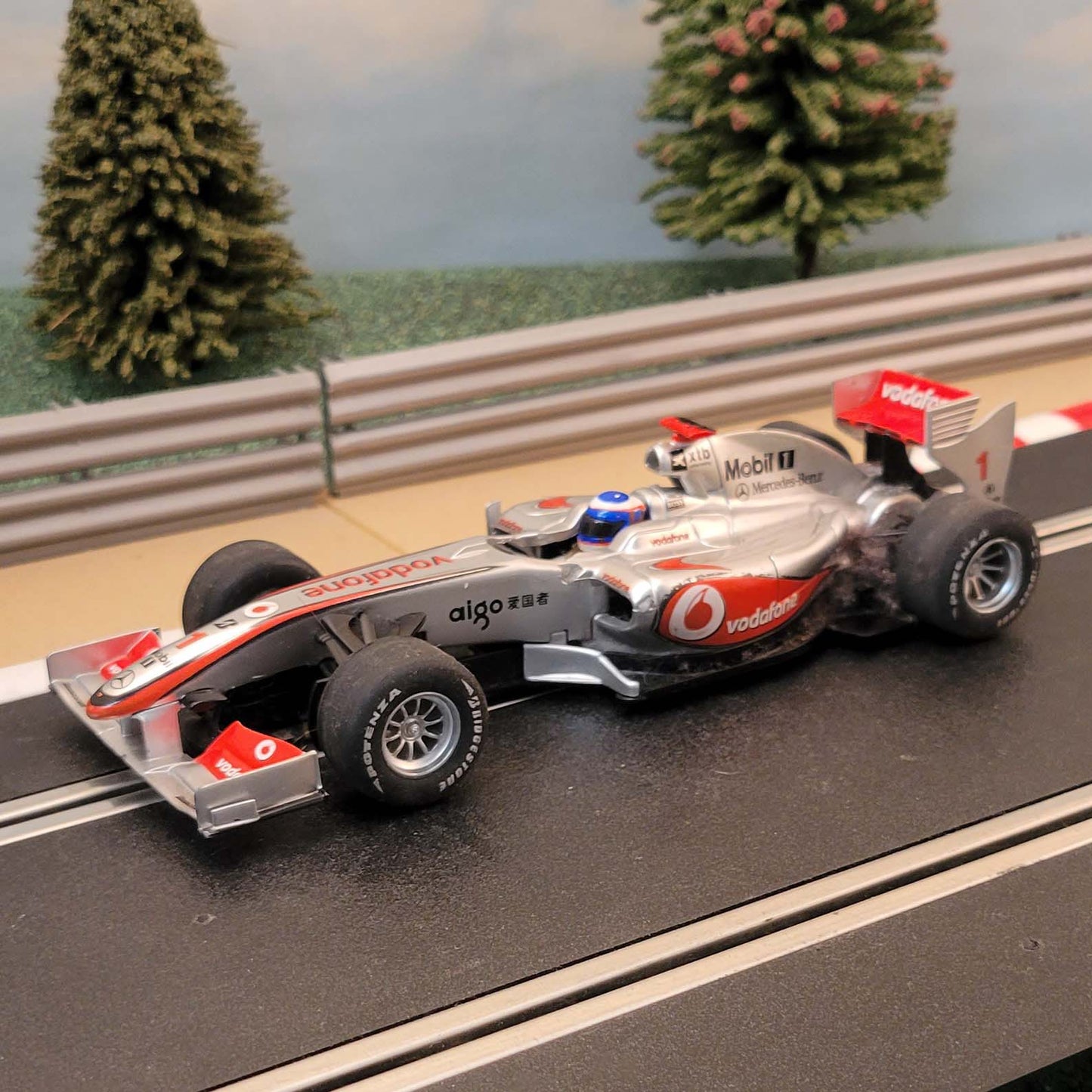 Scalextric 1:32 Car - C3046 F1 Vodafone MP4-24 Jenson Button #1 #Z