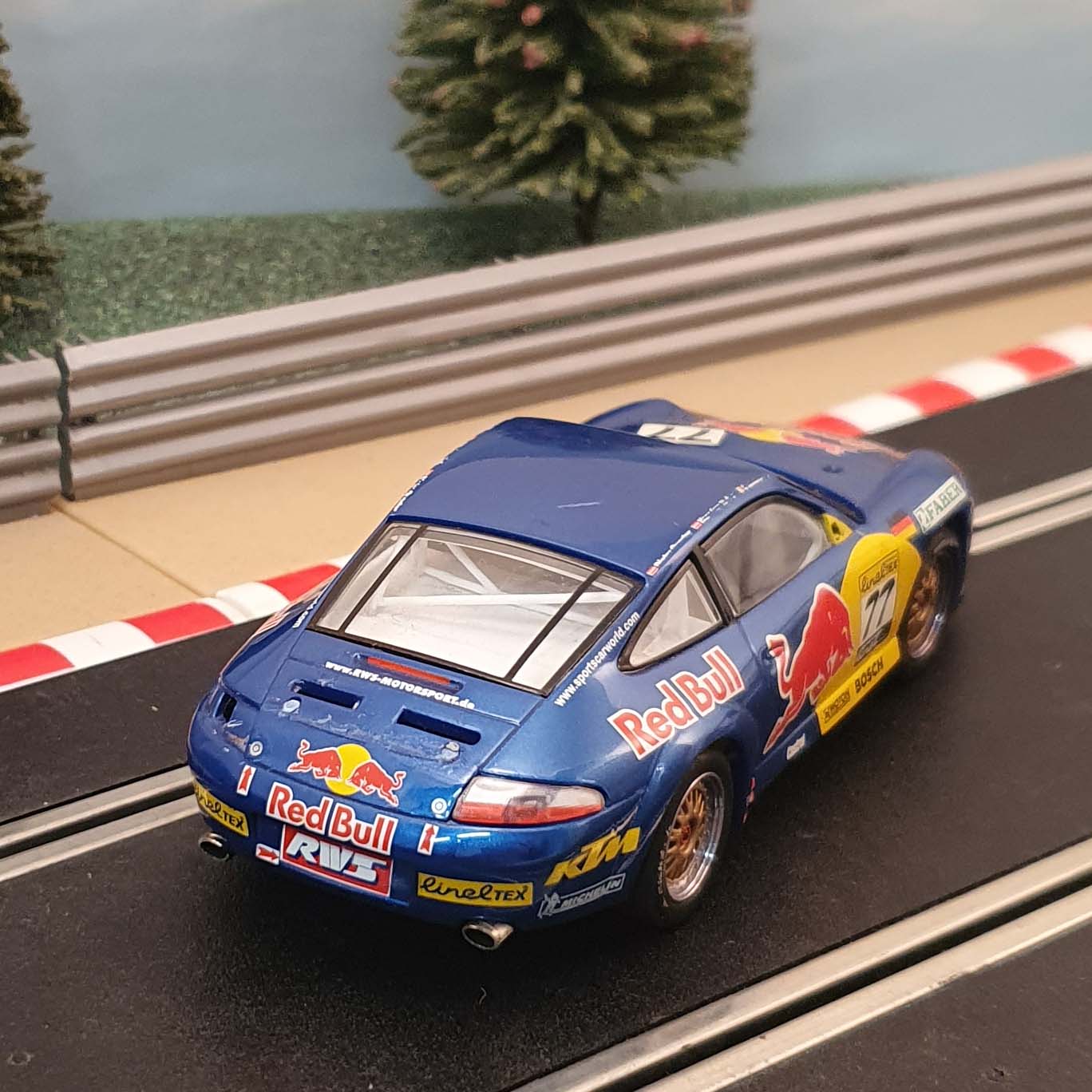 Coche Scalextric 1:32 - Porsche 911 GT3R #77 Red Bull *LUCES* #B