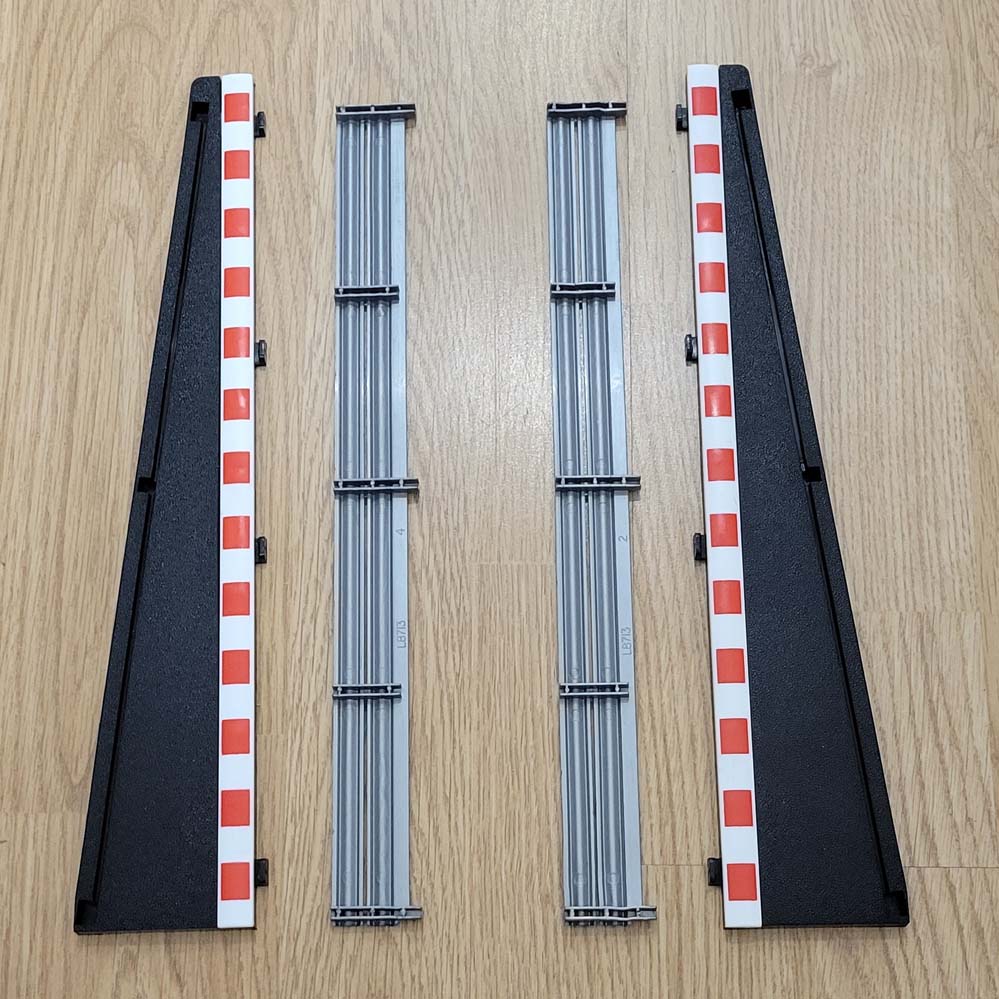 Scalextric Sport 1:32 Black Borders & Barriers - Lead In x 2