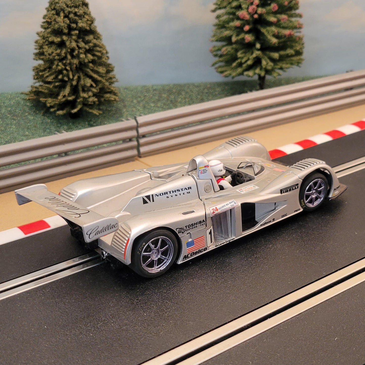 Coche Scalextric 1:32 - C2258 Le Mans 2000 Cadillac LMP #1 *LUCES* #FMTV