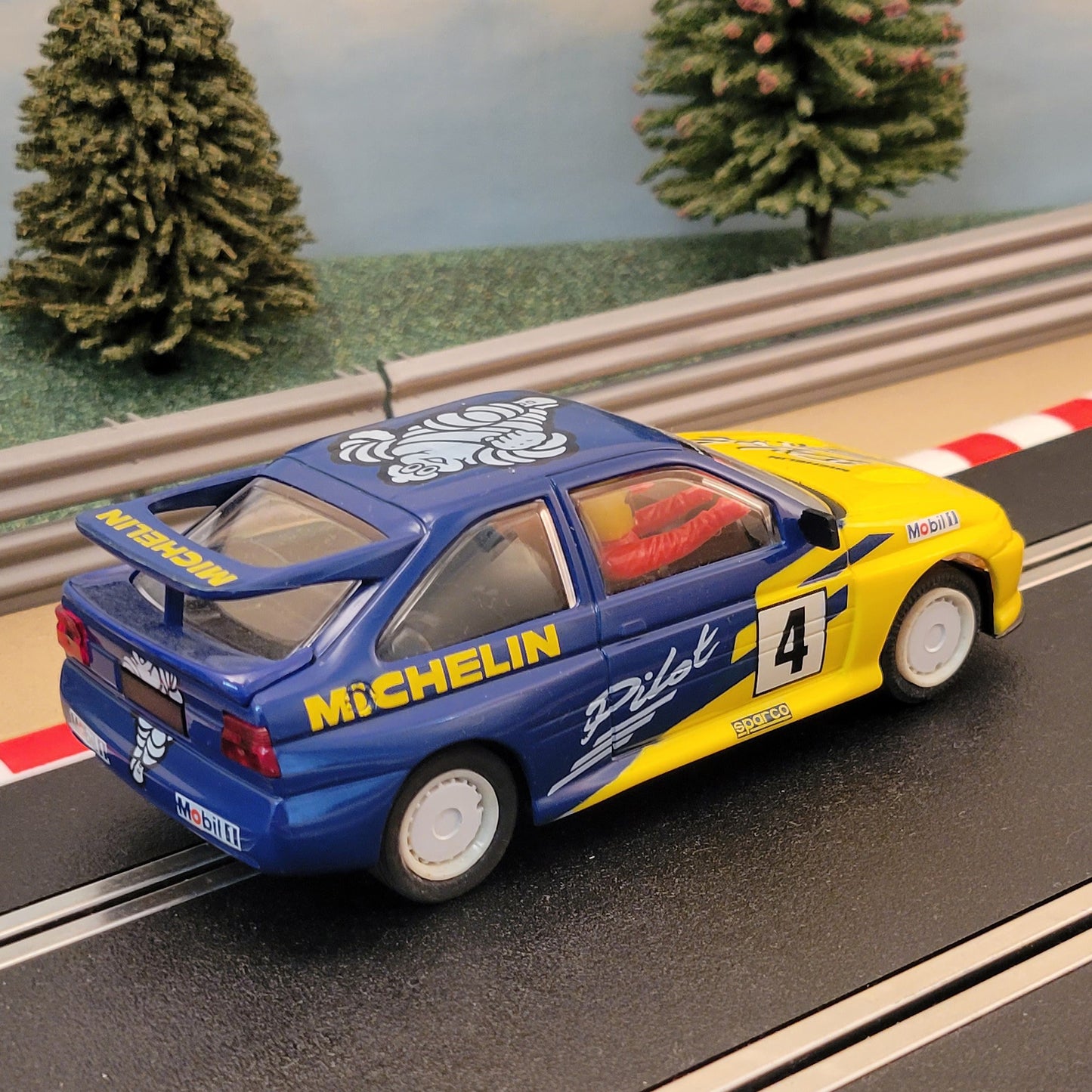 Coche Scalextric 1:32 - C677 Ford Escort Cosworth - Michelin Pilot #4 *LUCES* #M