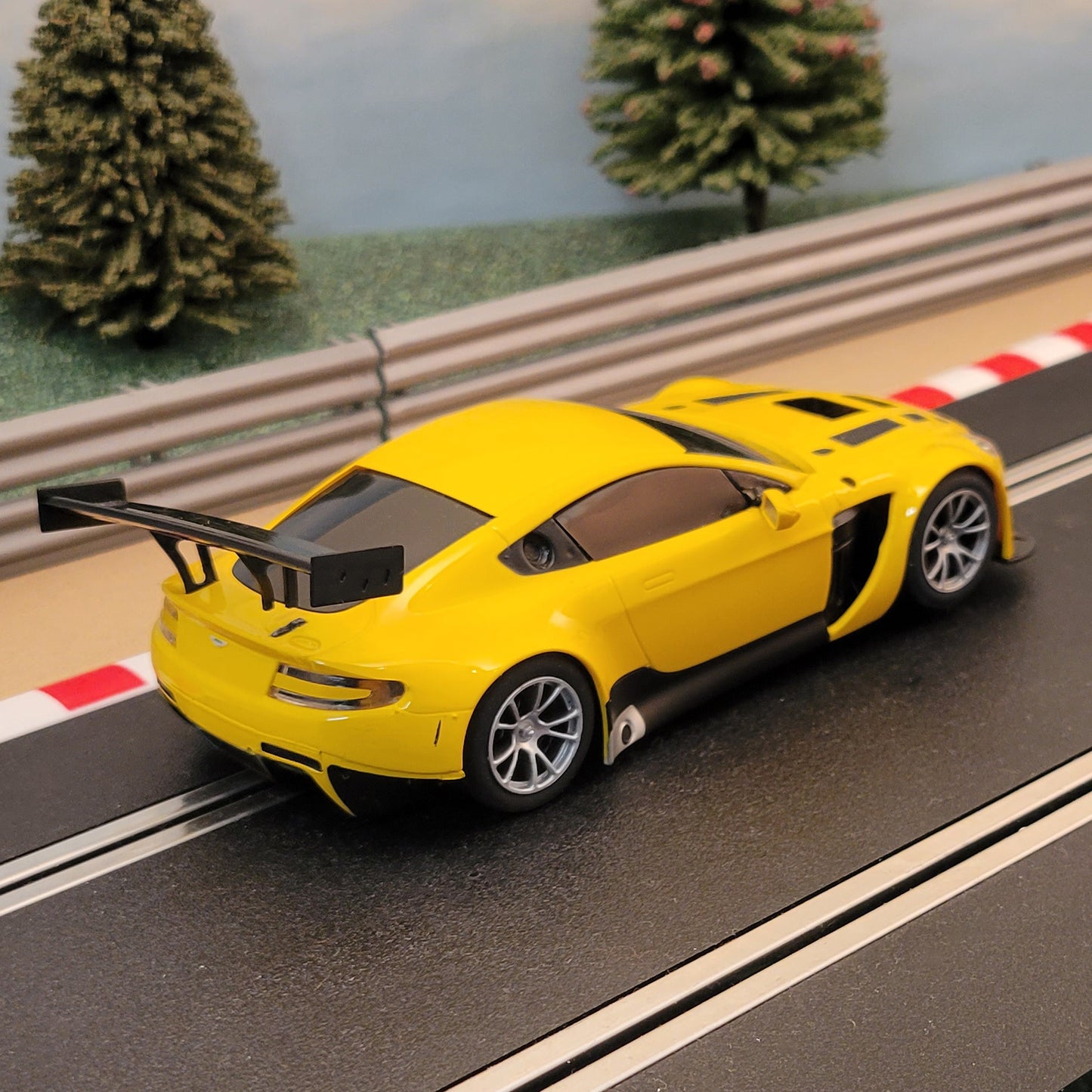 Coche Scalextric 1:32 - Amarillo Aston Martin Vantage GT3 #K