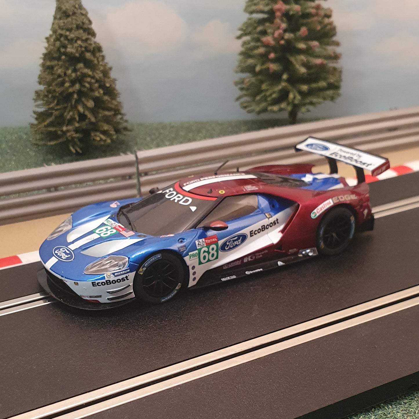Scalextric 1:32 Car - Ford GT GTE Le Mans 2017 #68 *LIGHTS* #Q