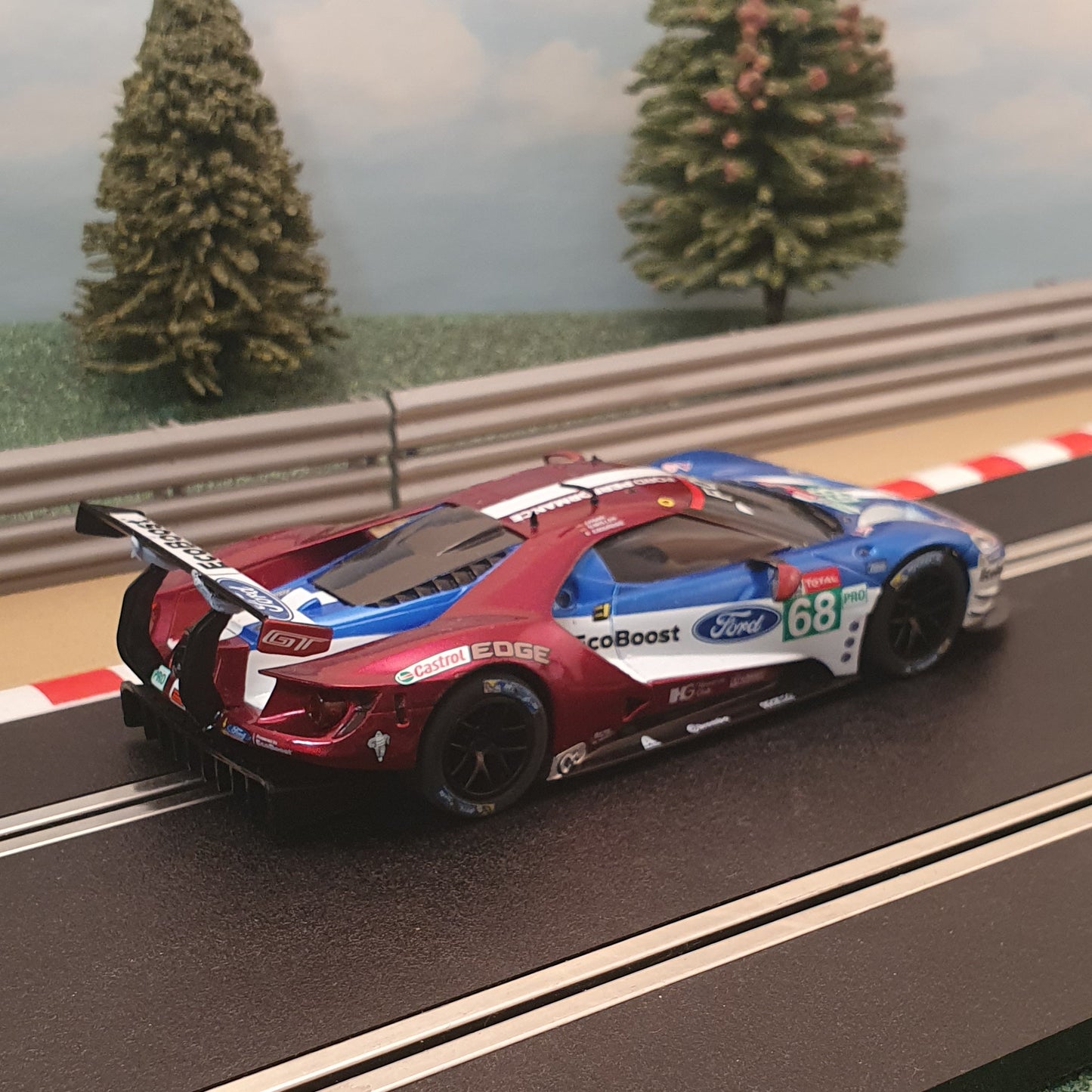 Scalextric 1:32 Car - Ford GT GTE Le Mans 2017 #68 *LIGHTS* #Q