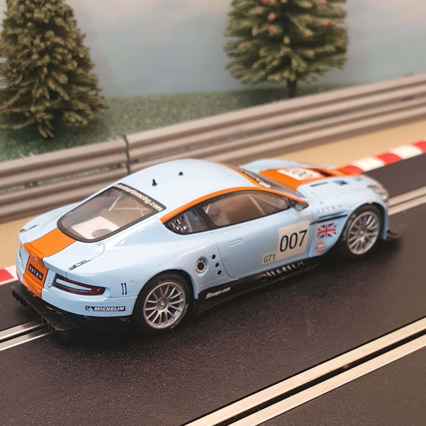 Coche Scalextric 1:32 - C2960 Aston Martin DBR9 Gulf #007 *LUCES* #WS