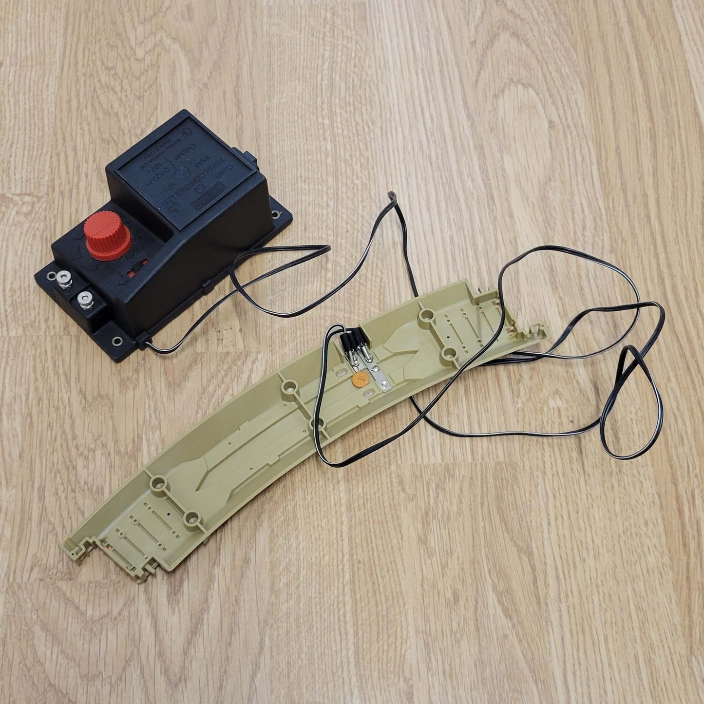 Hornby Battle Zone Dino Safari - Train Set 00 Gauge Power Controller Track R965