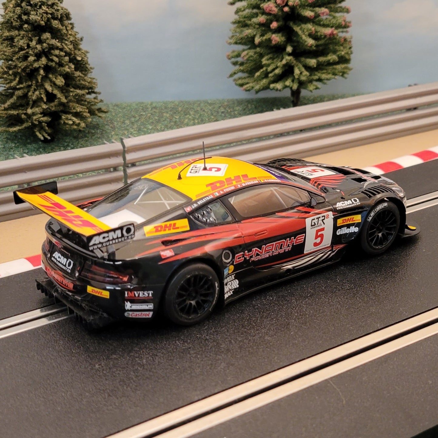 Scalextric 1:32 Car - C2790 Aston Martin DBR9 DHL #5 *LIGHTS* #Q
