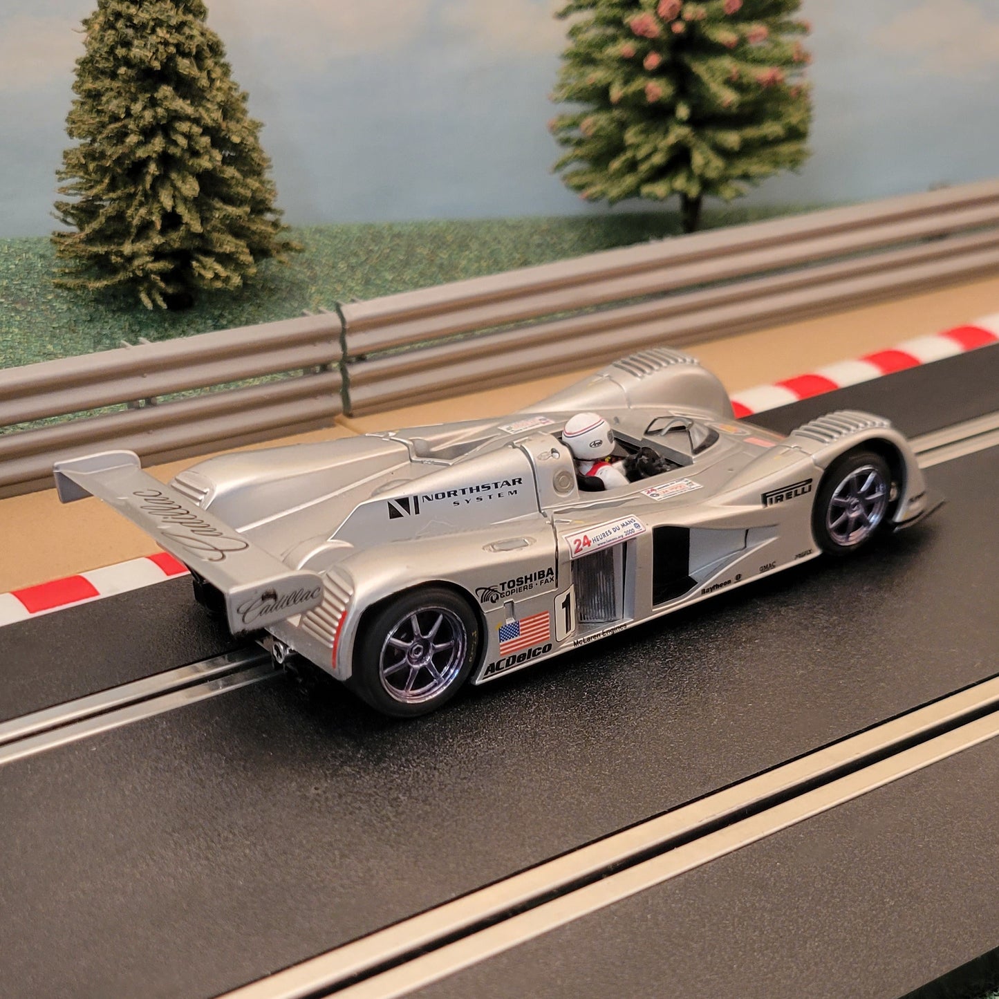 Scalextric 1:32 Car - C2258 Le Mans 2000 Cadillac LMP #1 *LIGHTS* #FMTV