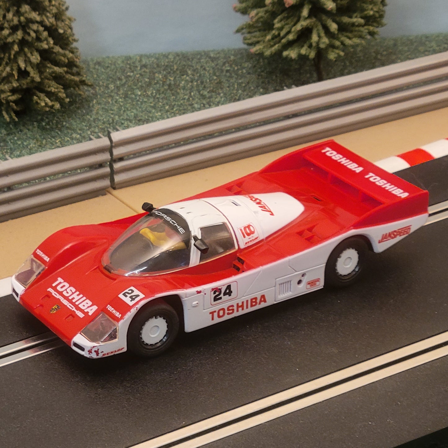 Scalextric 1:32 Car - Porsche 962 Toshiba #24 *LIGHTS*