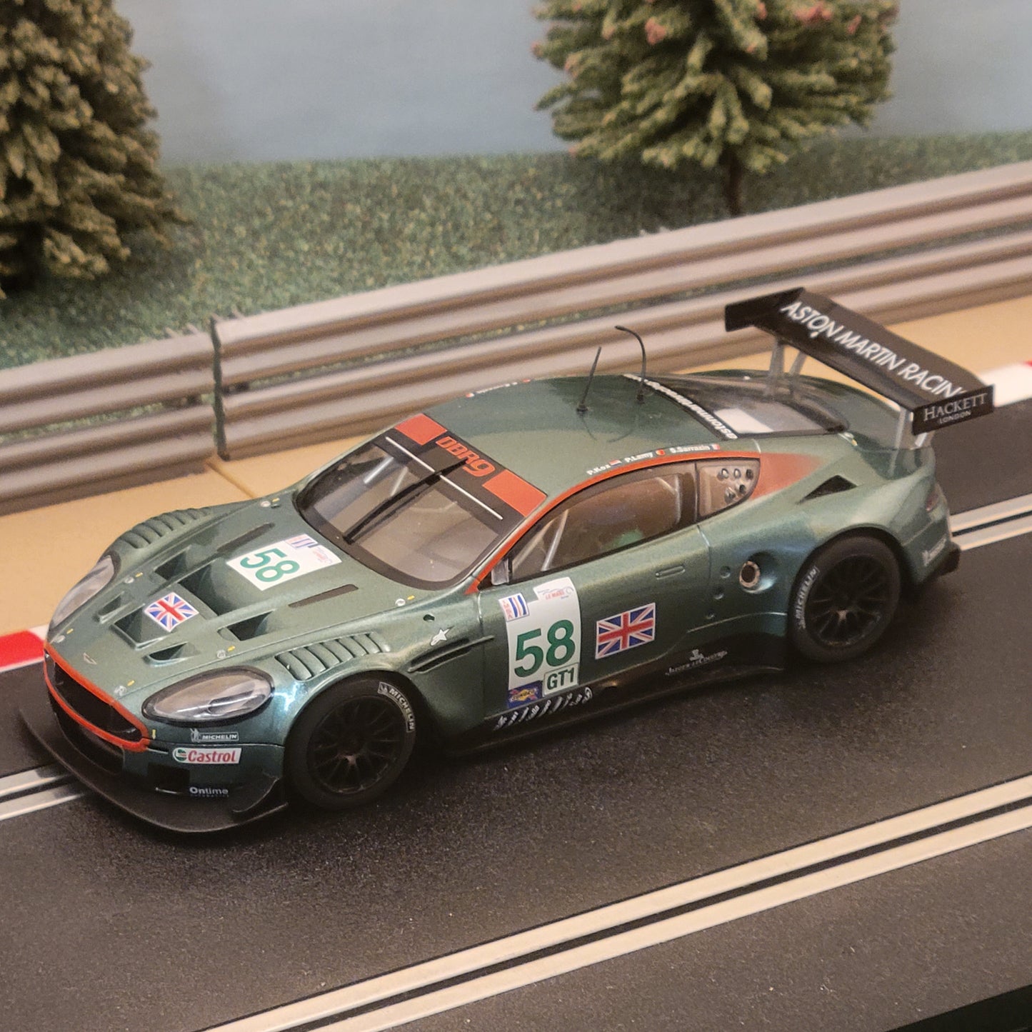 Coche digital Scalextric 1:32 - C2758D Aston Martin DBR9 #58 *LUCES* #FWMS