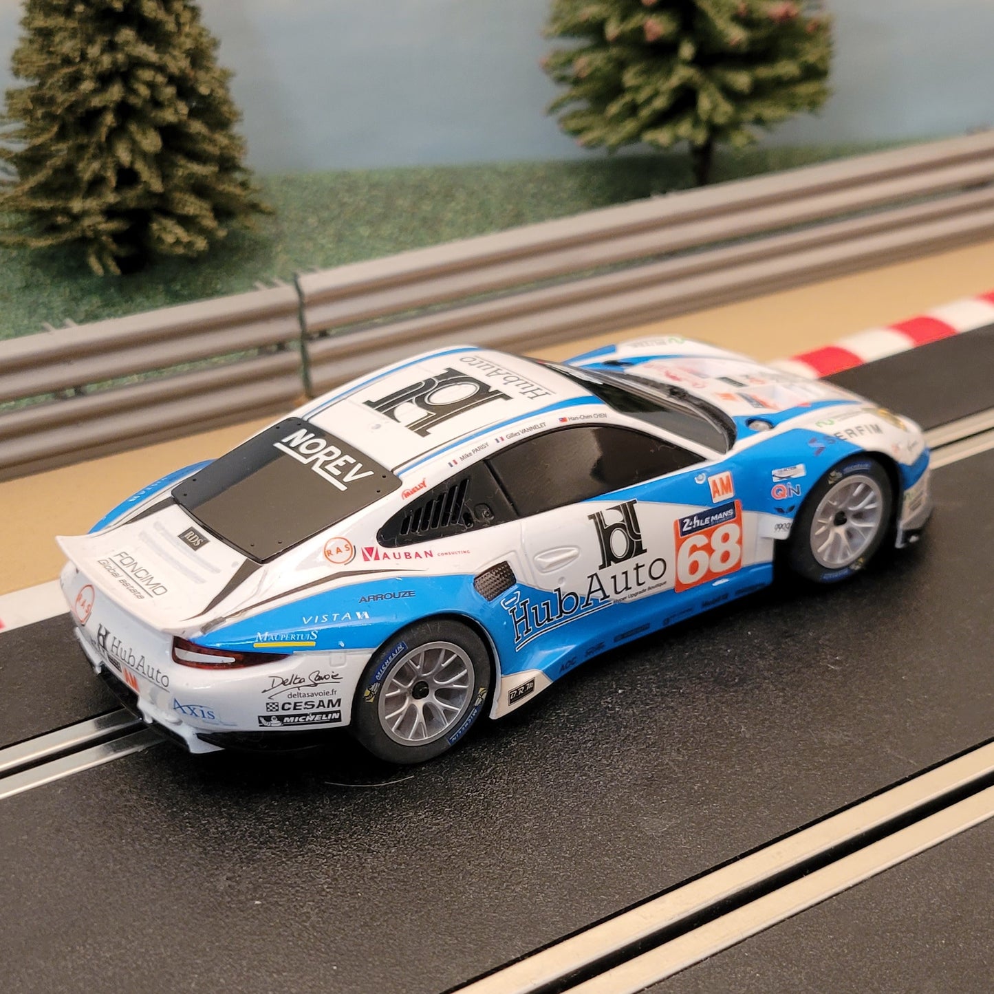 Coche Scalextric 1:32 - Azul y Blanco Porsche RSR 911 Le Mans #68 *LUCES* #MS