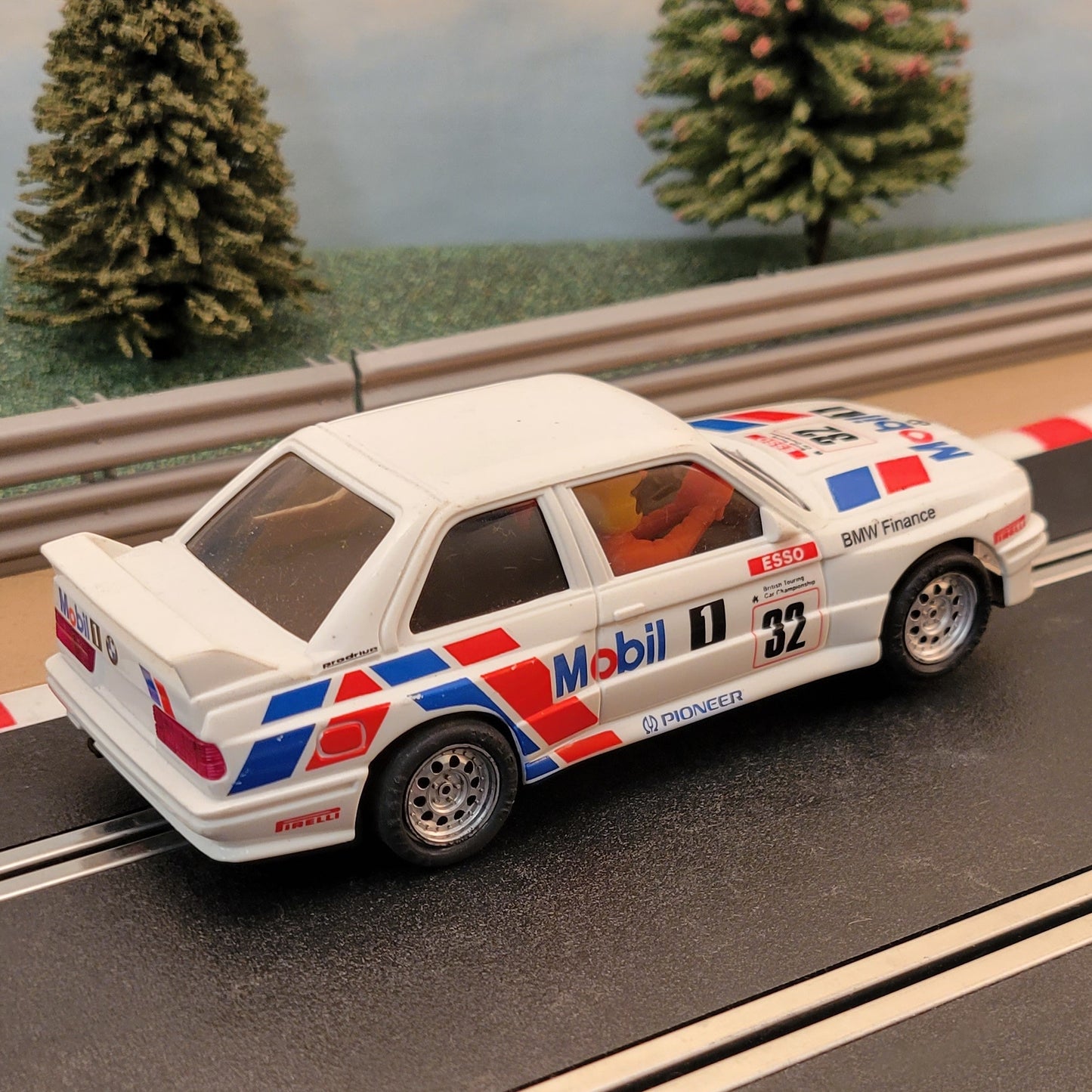 Scalextric 1:32 Car - C406 White BMW M3 MOBIL #32 *LIGHTS*