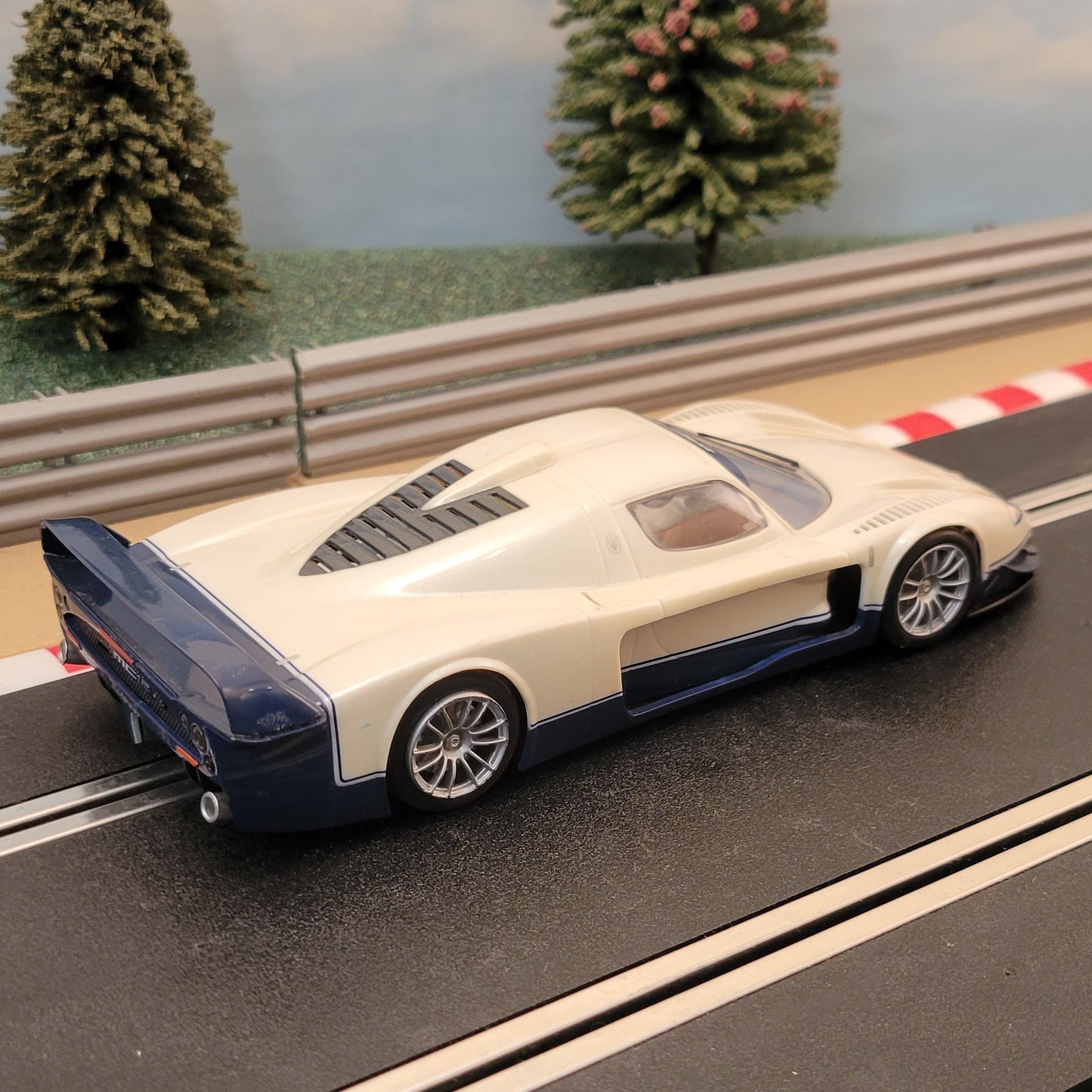 Scalextric 1:32 Car - C2678 White Maserati MC12 Road Car *LIGHTS*