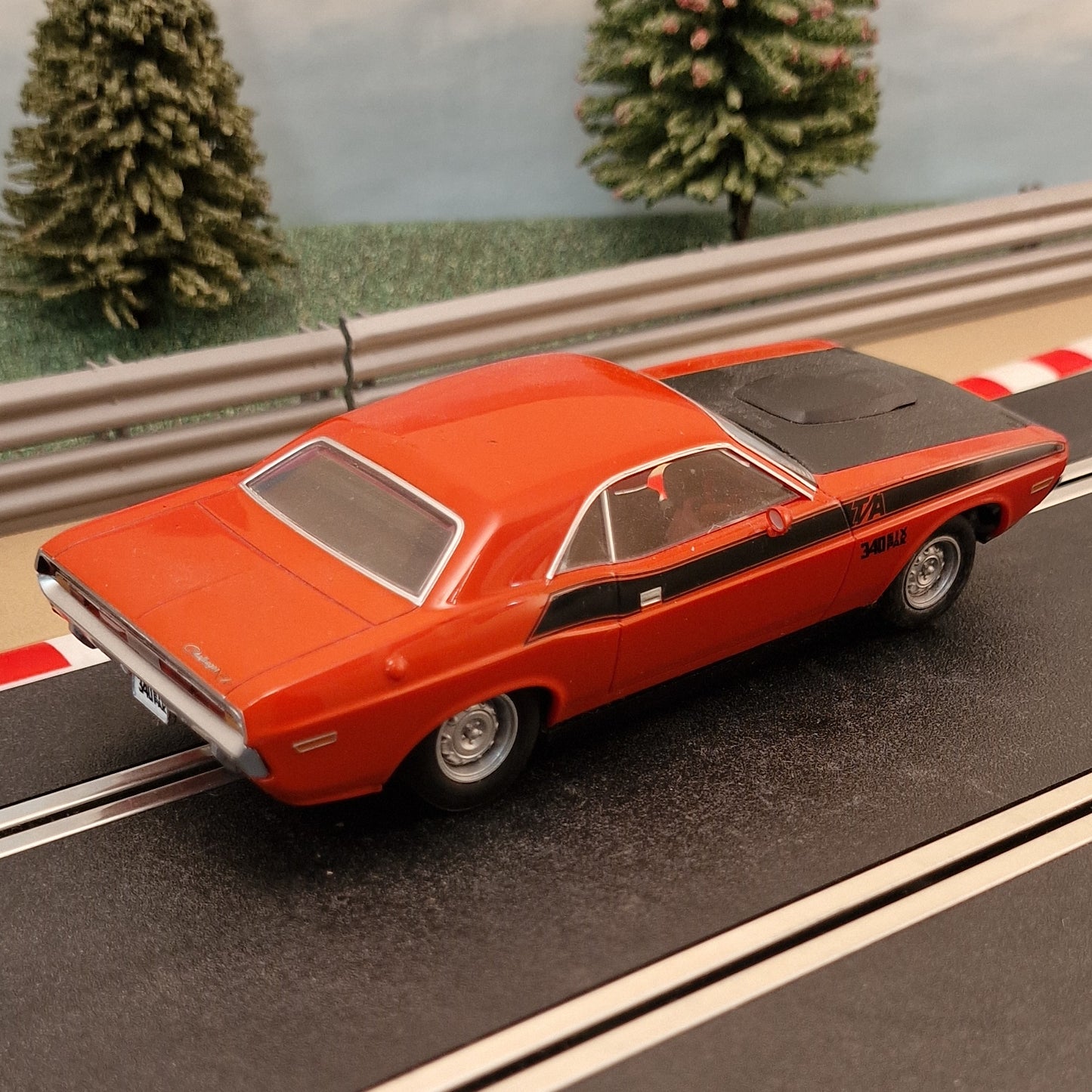 Coche Scalextric 1:32 - C4065 Dodge Challenger Rojo y Negro *LUCES* #M