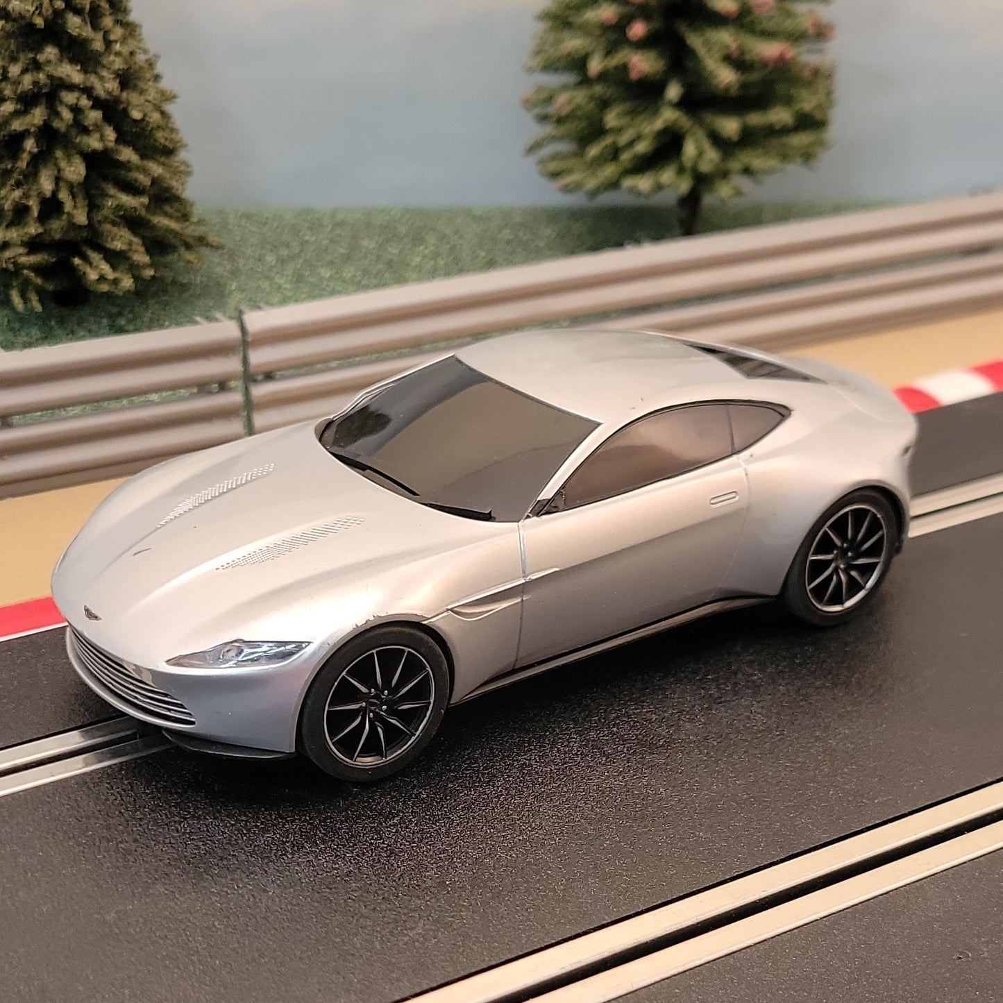 Coche Scalextric 1:32 - James Bond Spectre - Plata Aston Martin DB10 *LUCES* #ML