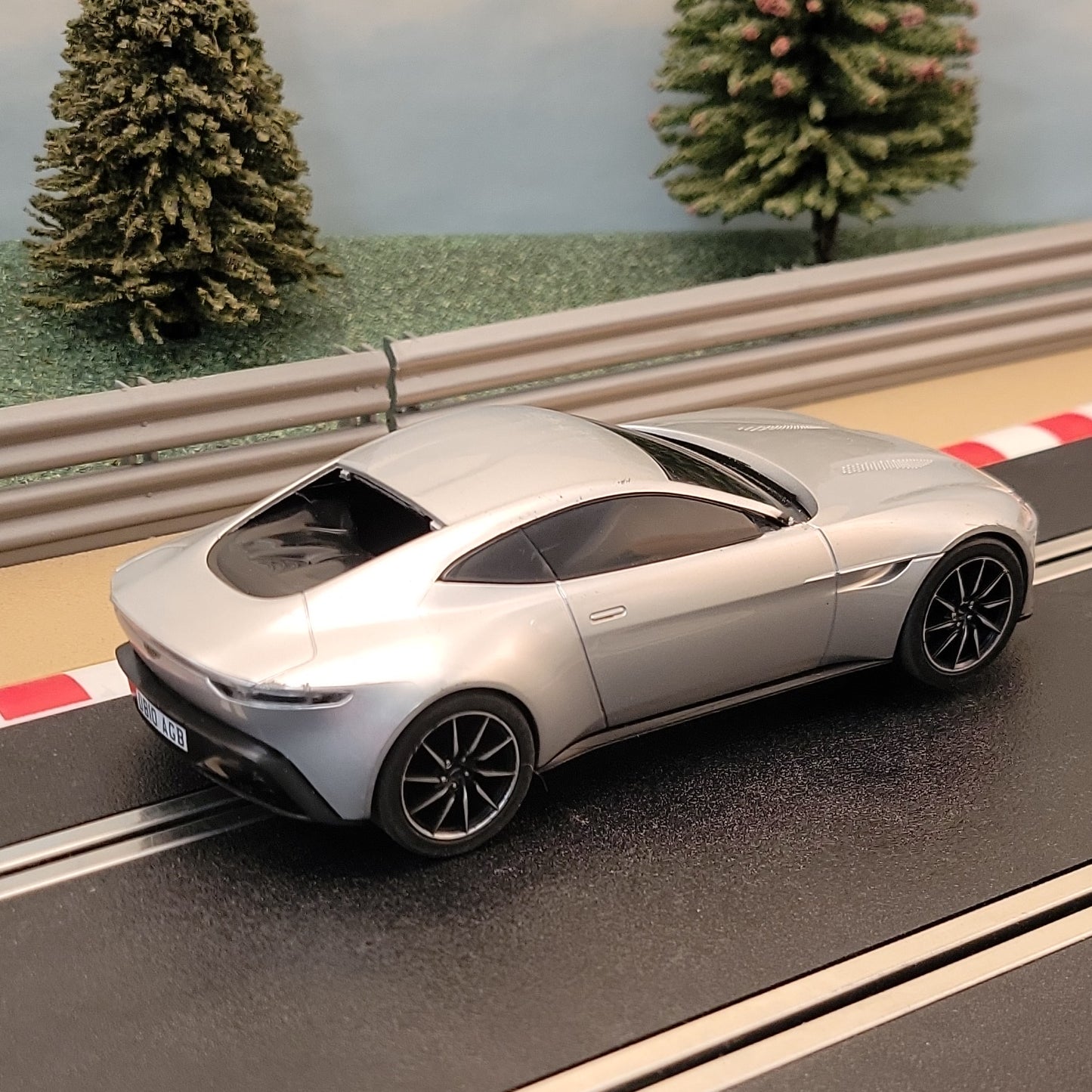 Coche Scalextric 1:32 - James Bond Spectre - Plata Aston Martin DB10 *LUCES* #ML