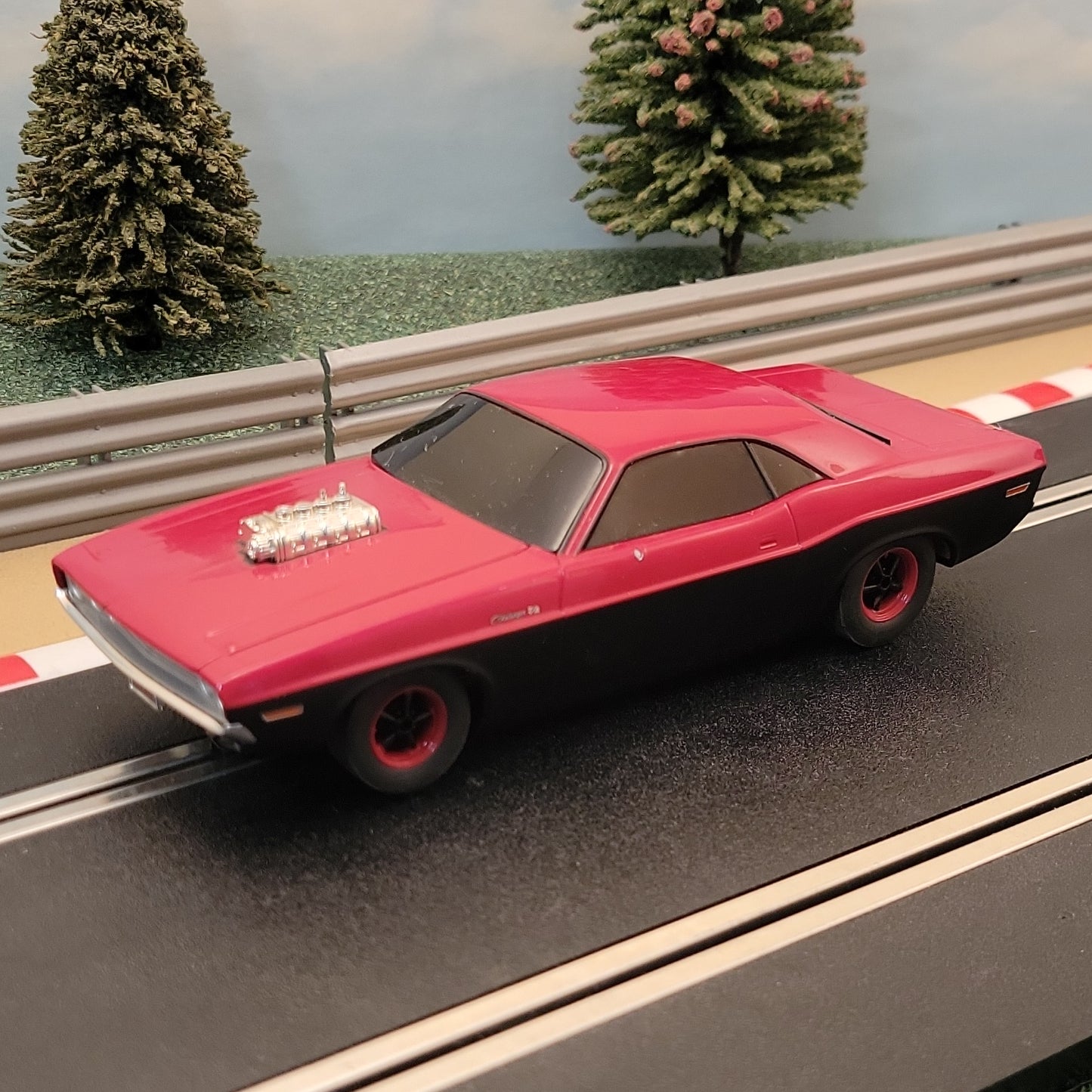 Coche Scalextric 1:32 - Dodge Challenger rojo y negro *LUCES* #M