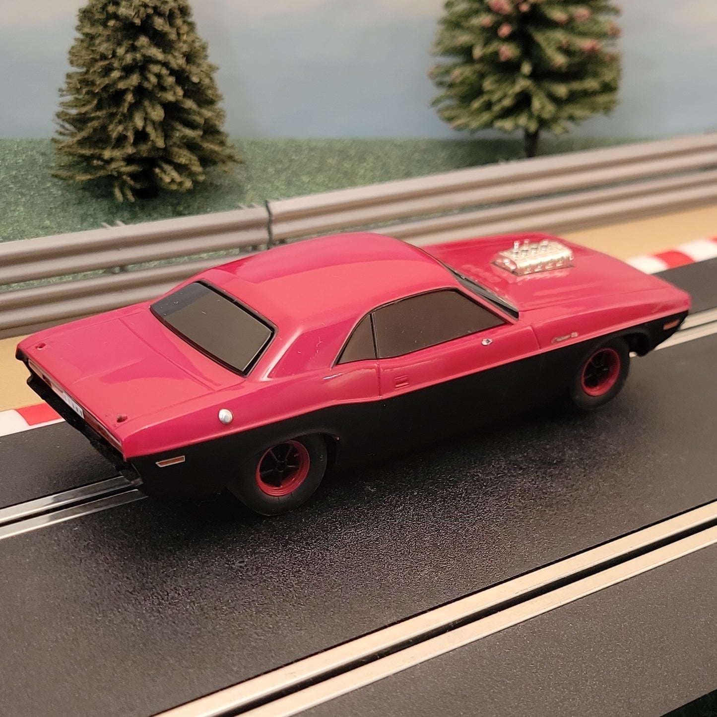 Coche Scalextric 1:32 - Dodge Challenger rojo y negro *LUCES* #M