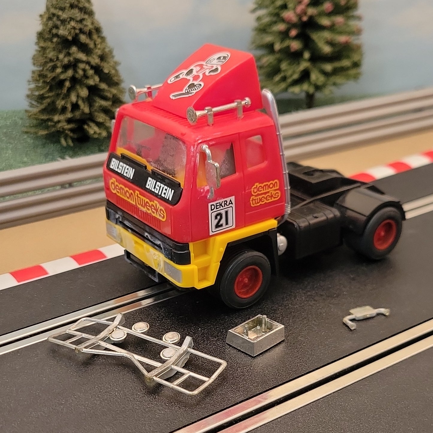 Scalextric 1:32 Camión Camión Racing Rig - C2070 Red Demon Tweeks #21