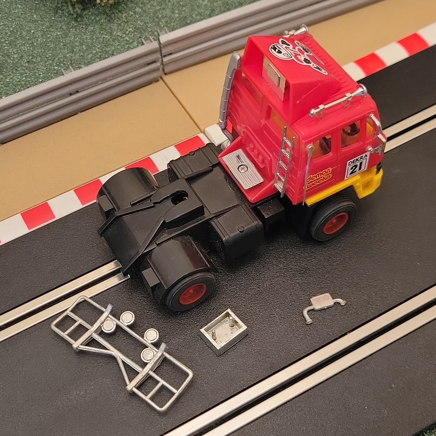 Scalextric 1:32 Camión Camión Racing Rig - C2070 Red Demon Tweeks #21