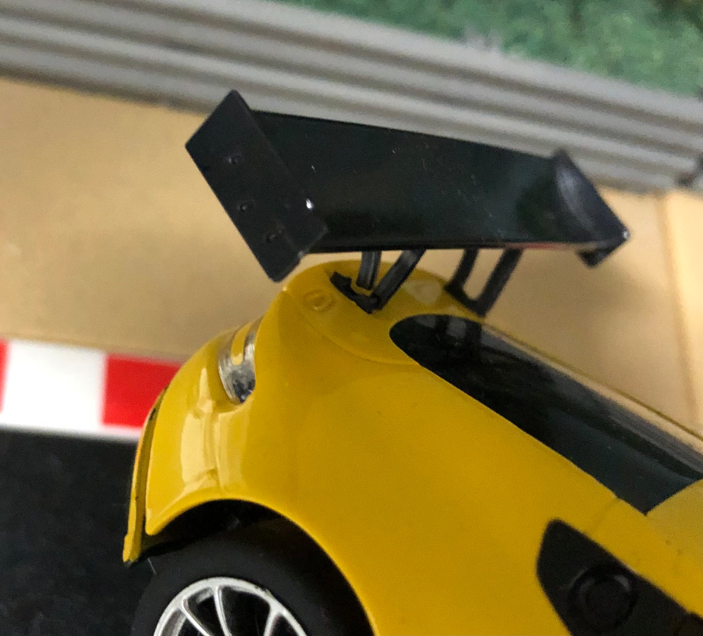 Coche Scalextric 1:32 - Amarillo Aston Martin Vantage GT3 #K