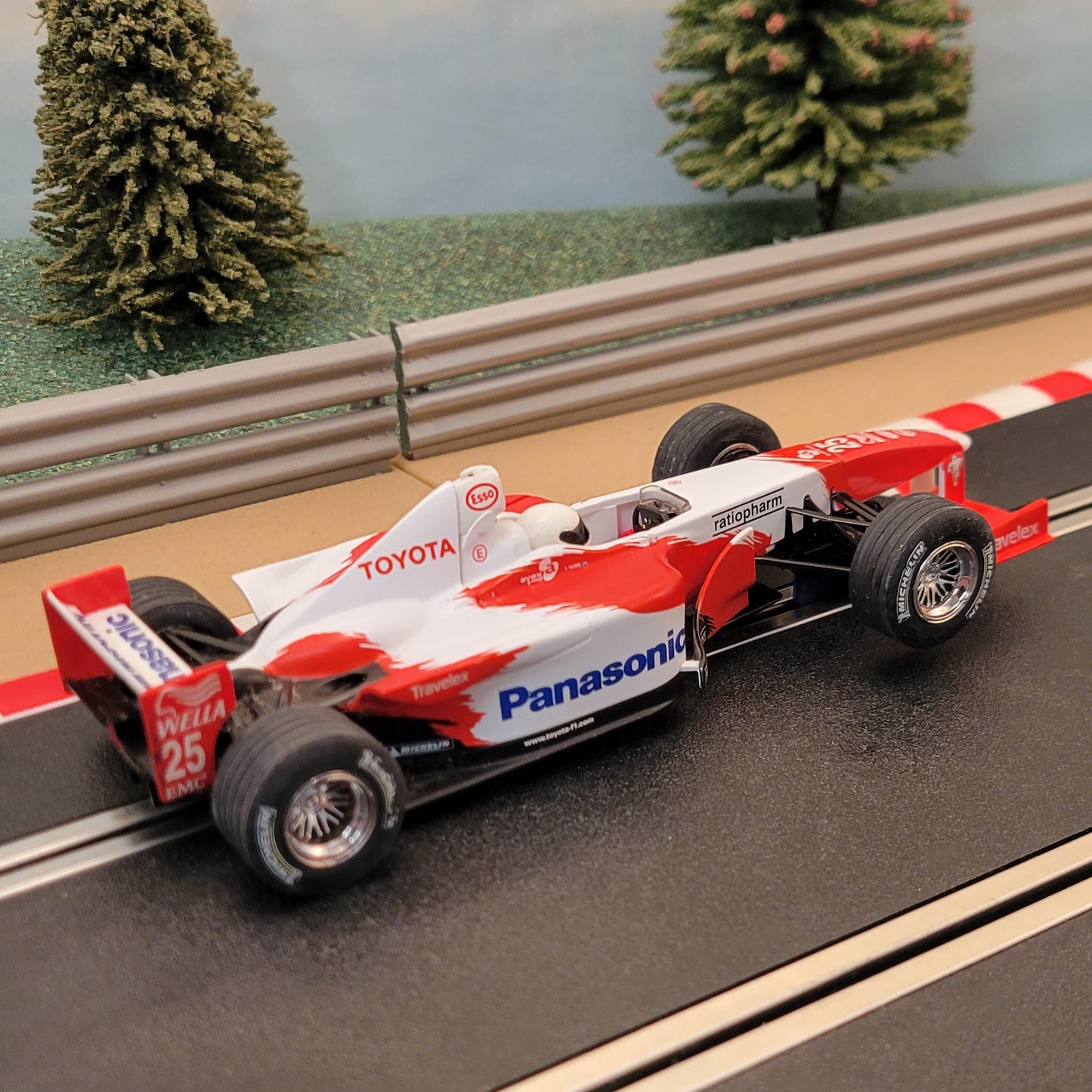Coche Scalextric 1:32 - C2456 F1 Fórmula Uno - Toyota TF102 #25 #C