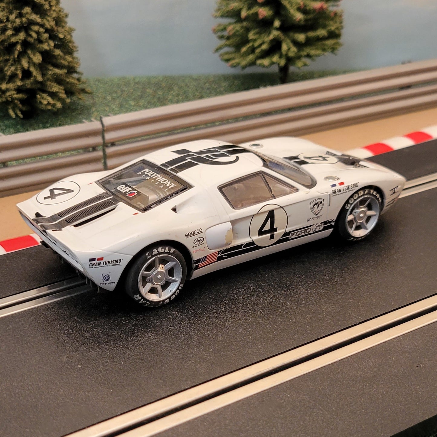 Scalextric 1:32 Digital Car - C2995 White Ford GT #4 *LIGHTS* #Z