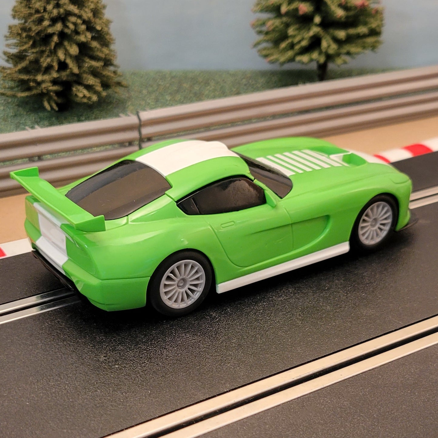 Coche de arranque Scalextric 1:32 - GT Lightning verde y blanco