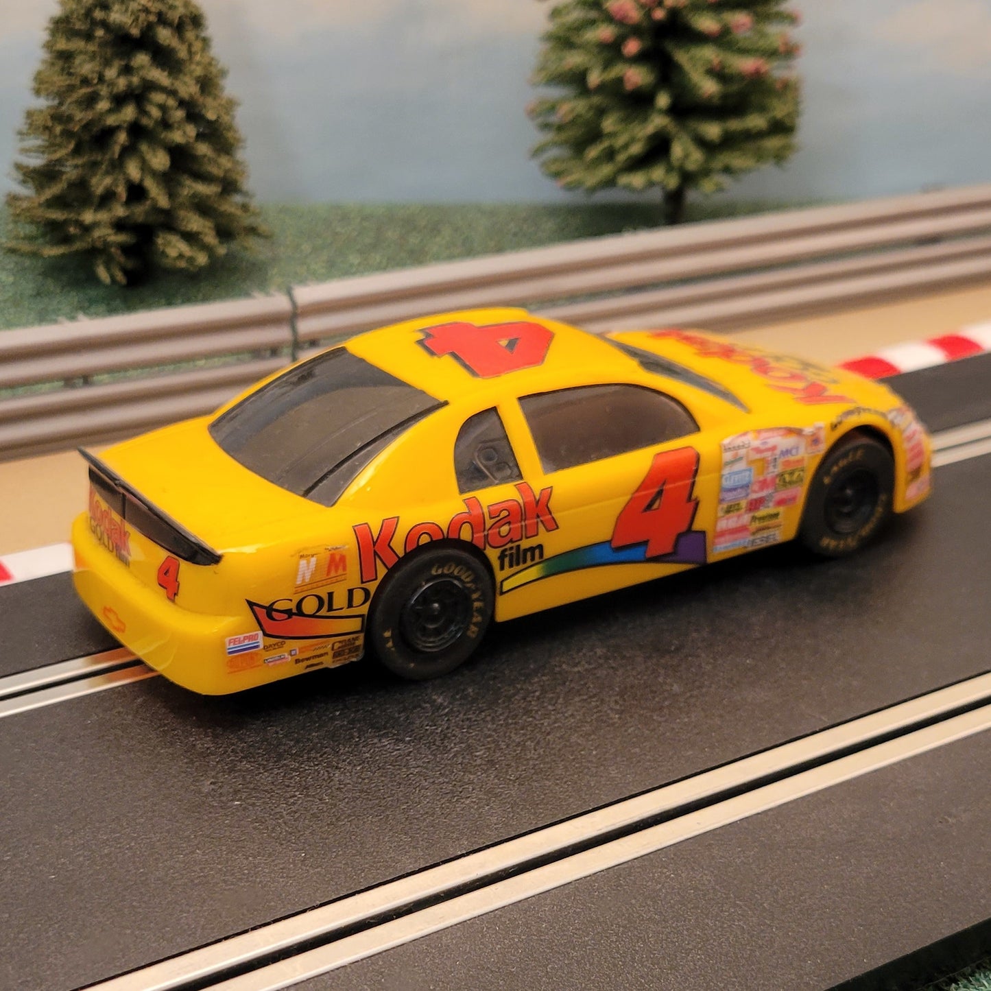 Coche Scalextric 1:32 - Ford Taurus Kodak Oro nº4