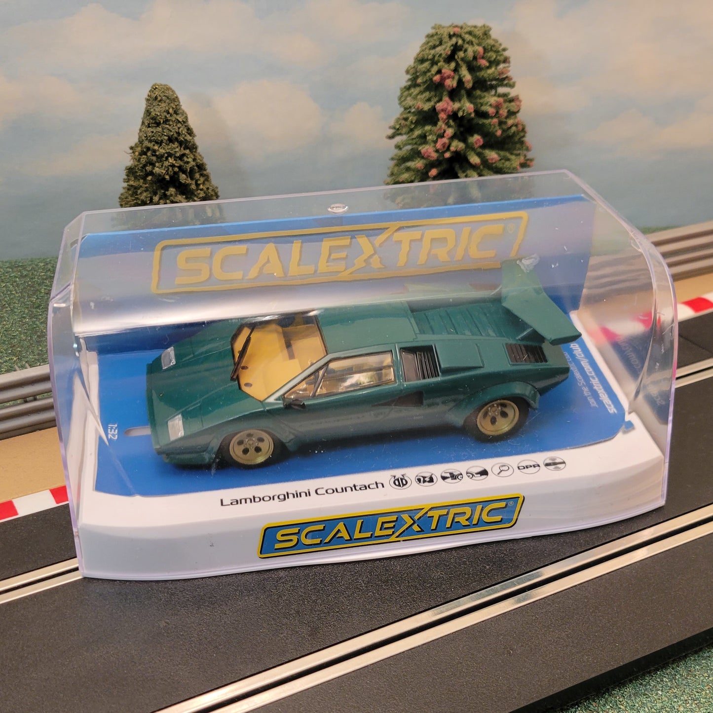 Scalextric 1:32 Car - C4500 Lamborghini Countach Verde Pino *LIGHTS*