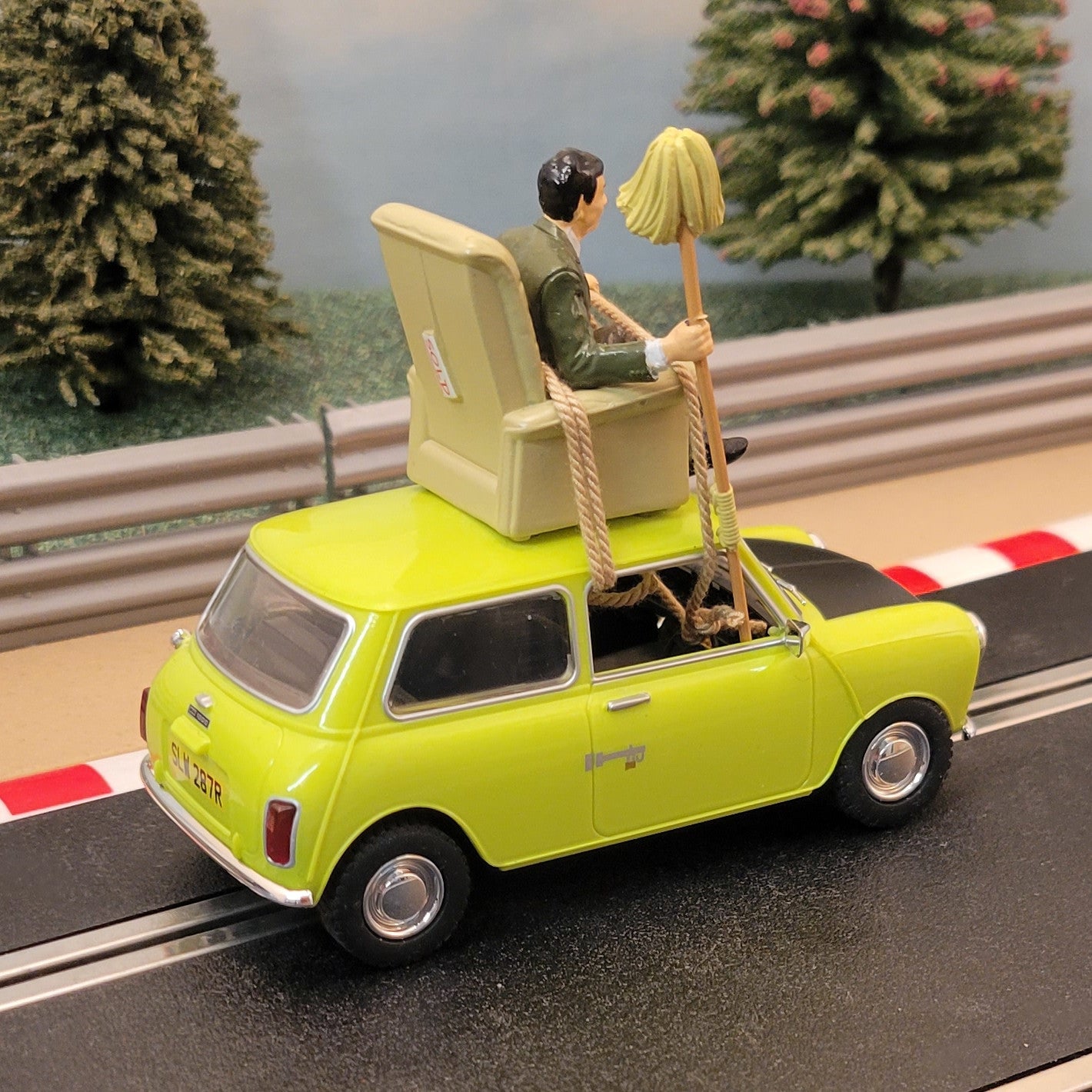 Scalextric 1:32 Car - C4334 Mr Bean Mini Do-it-Yourself *LIGHTS*