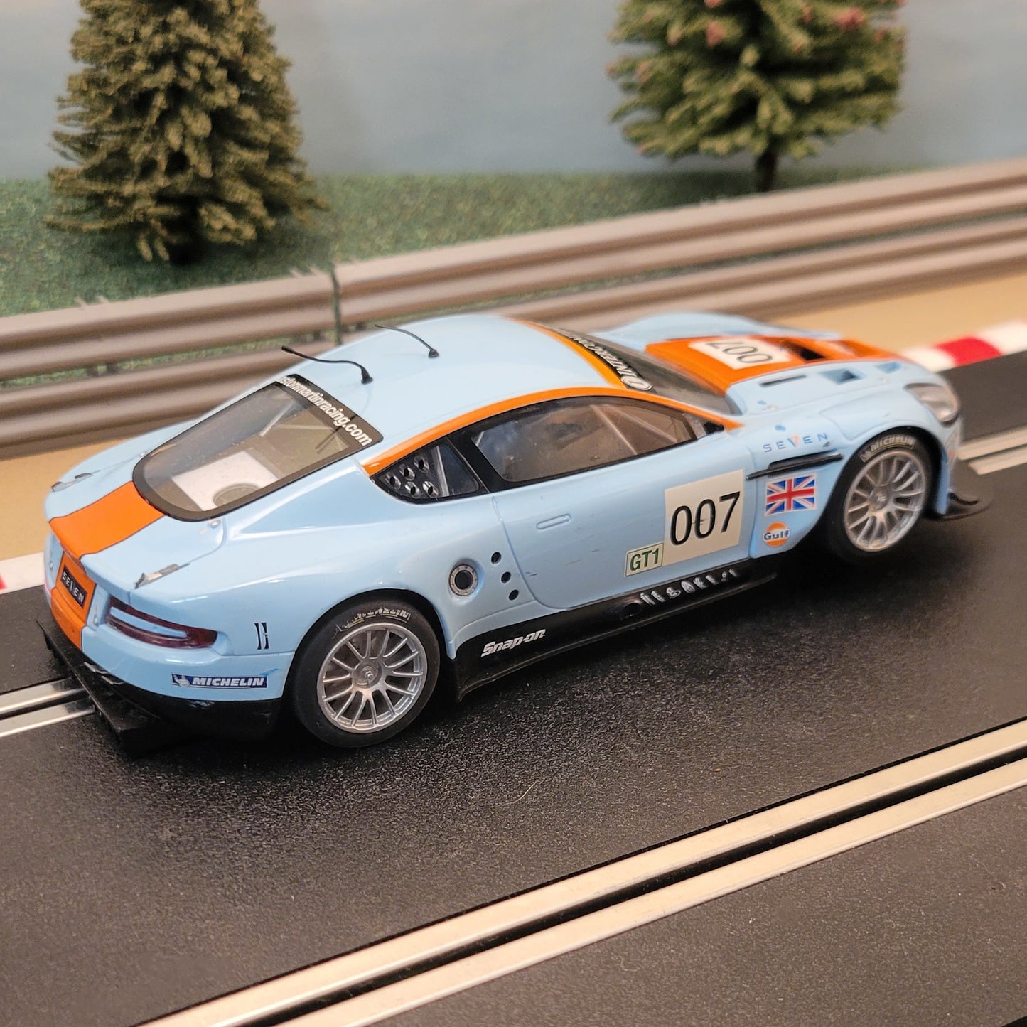 Coche Scalextric 1:32 - C2960 Aston Martin DBR9 Gulf #007 *LUCES* #WS