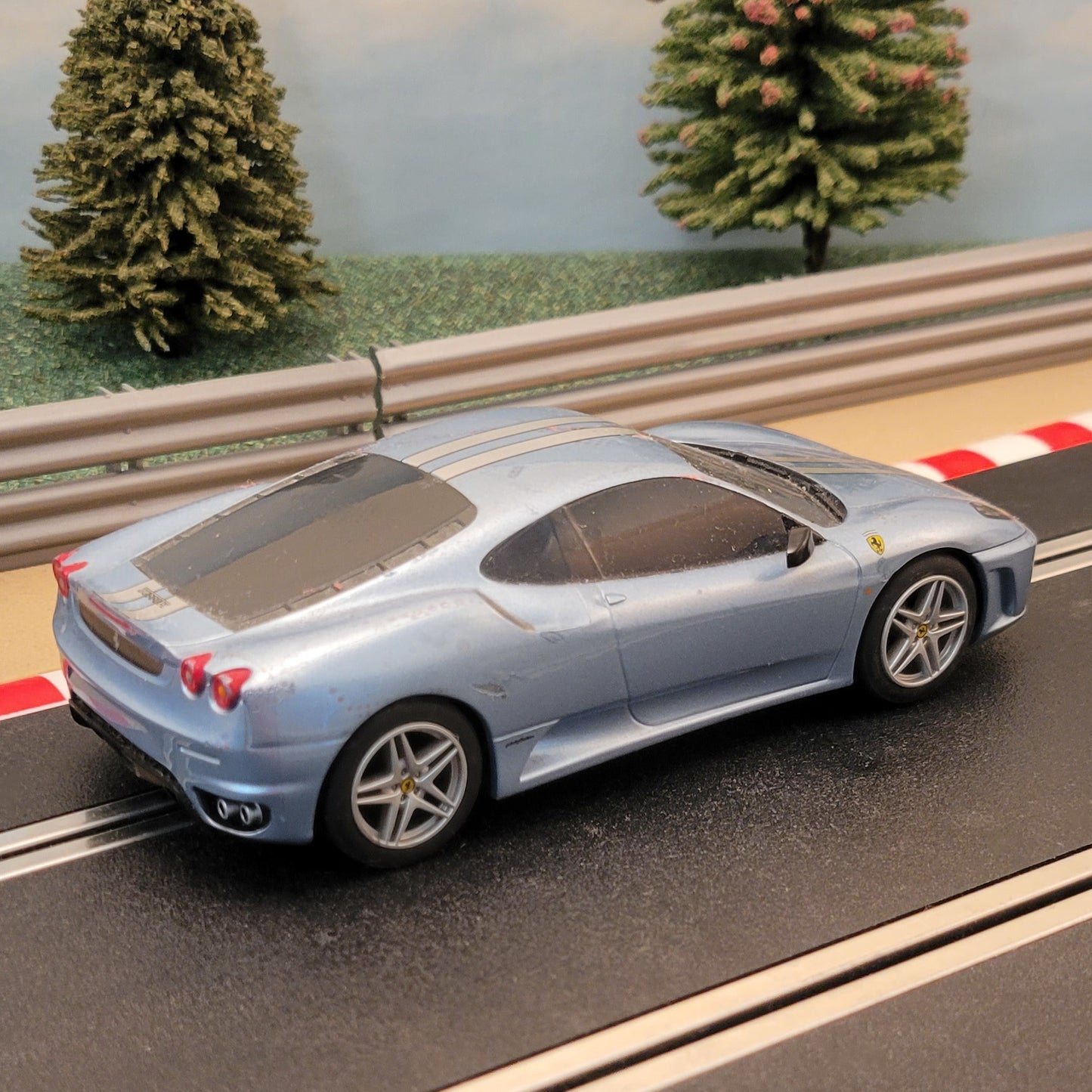 Coche Scalextric 1:32 - C3067 Azul claro y 2 rayas plateadas Ferrari F430 #D