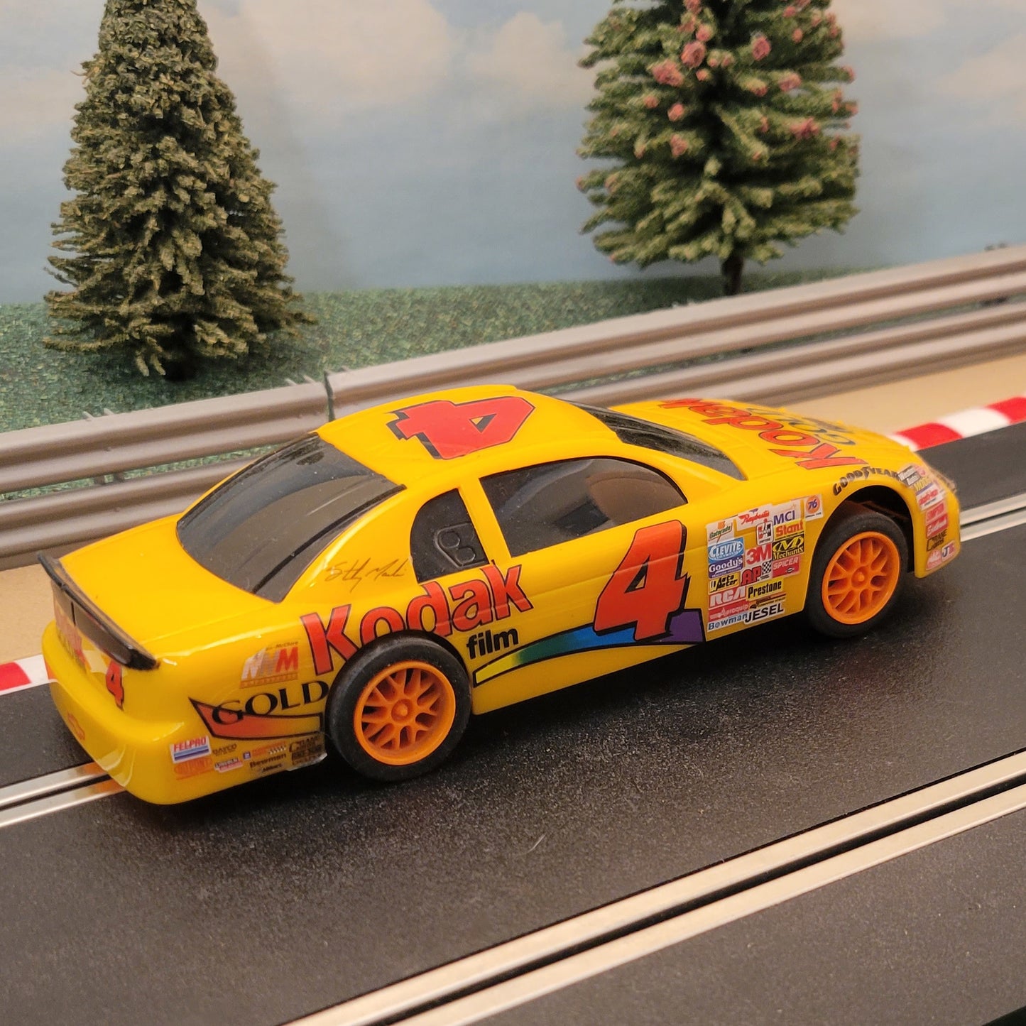 Coche Scalextric 1:32 - Ford Taurus Kodak Oro nº4