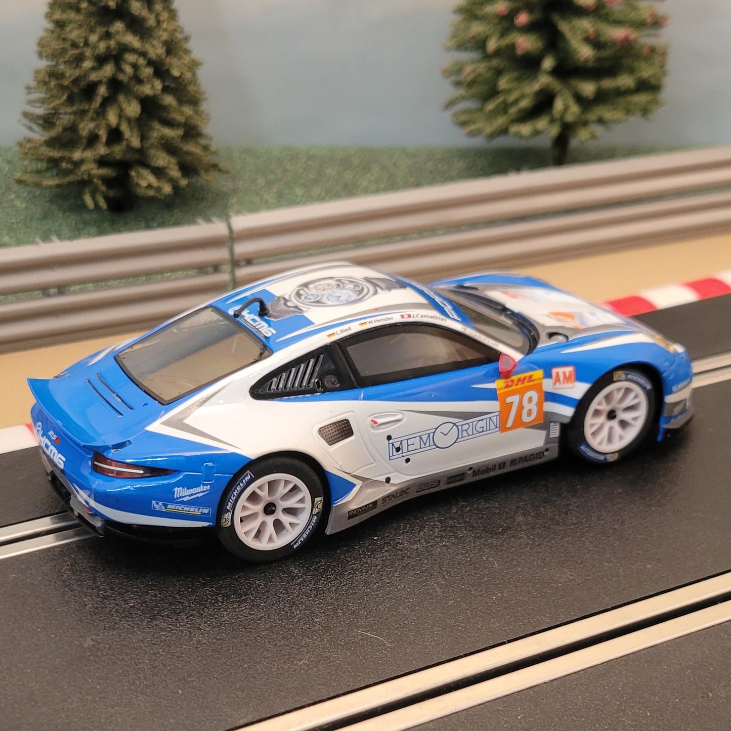 Coche Scalextric 1:32 - Azul y Blanco Porsche RSR 911 Le Mans Nº 78 *LUCES*