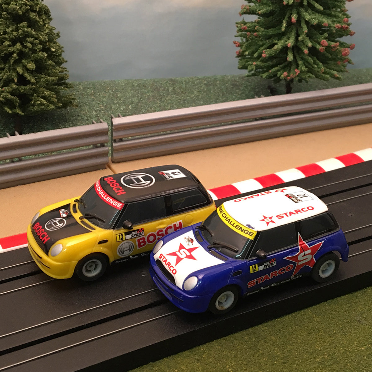 Coches Micro Scalextric 1:64 - Rojo, Blanco y Azul WRC Rally Mini