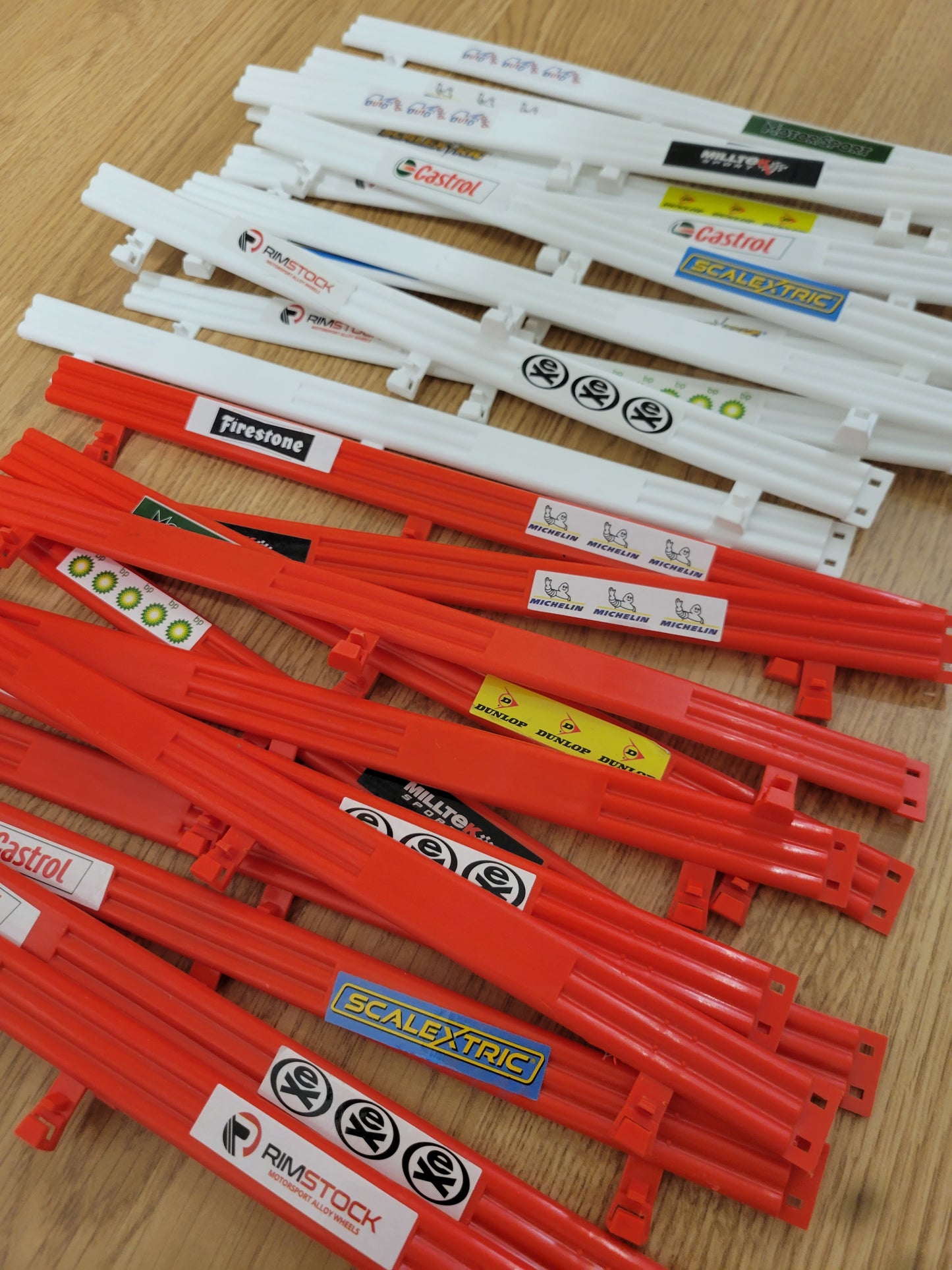 Scalextric 1:32 Track Barriers Armco Fence - 12 Red, 12 White Extra Long
