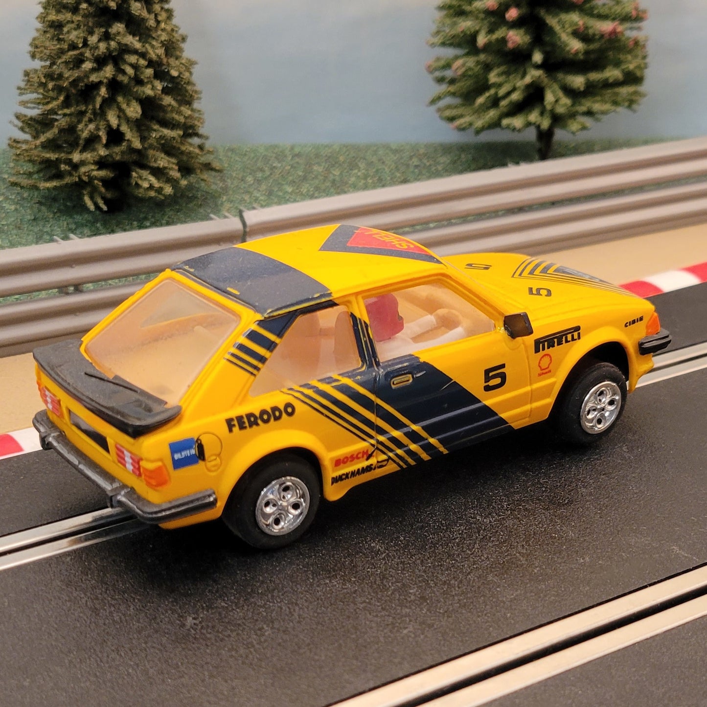 Coche Scalextric 1:32 - Ford Escort Mk3 Ferodo Shell amarillo *LUCES* #5