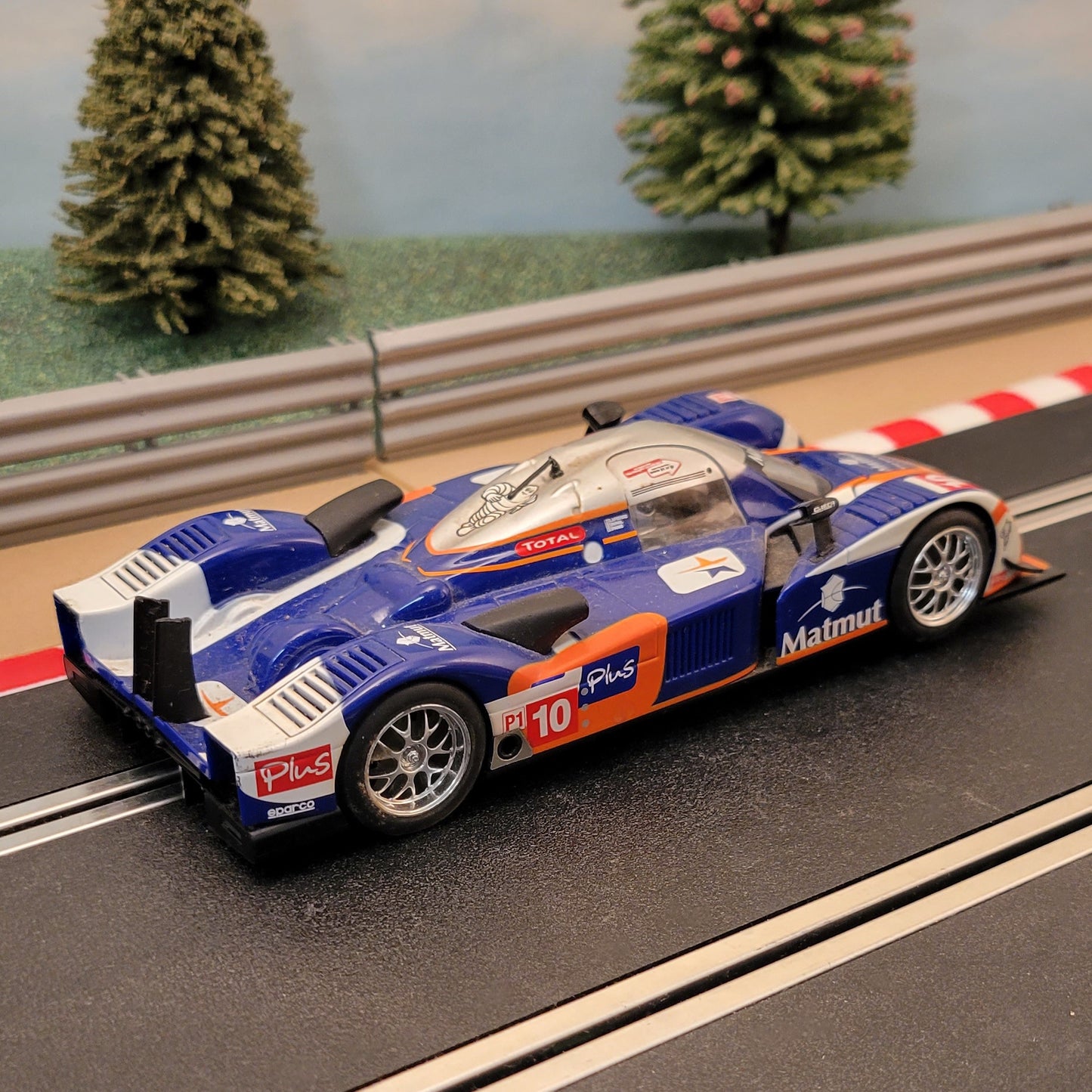 Coche Scalextric 1:32 - Peugeot 908 HDI FAP Le Mans Nº 10 *LUCES*