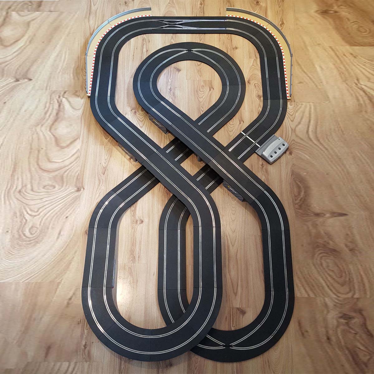 Juego de pistas Scalextric Sport 1:32 - Diseño de triple bucle DIGITAL