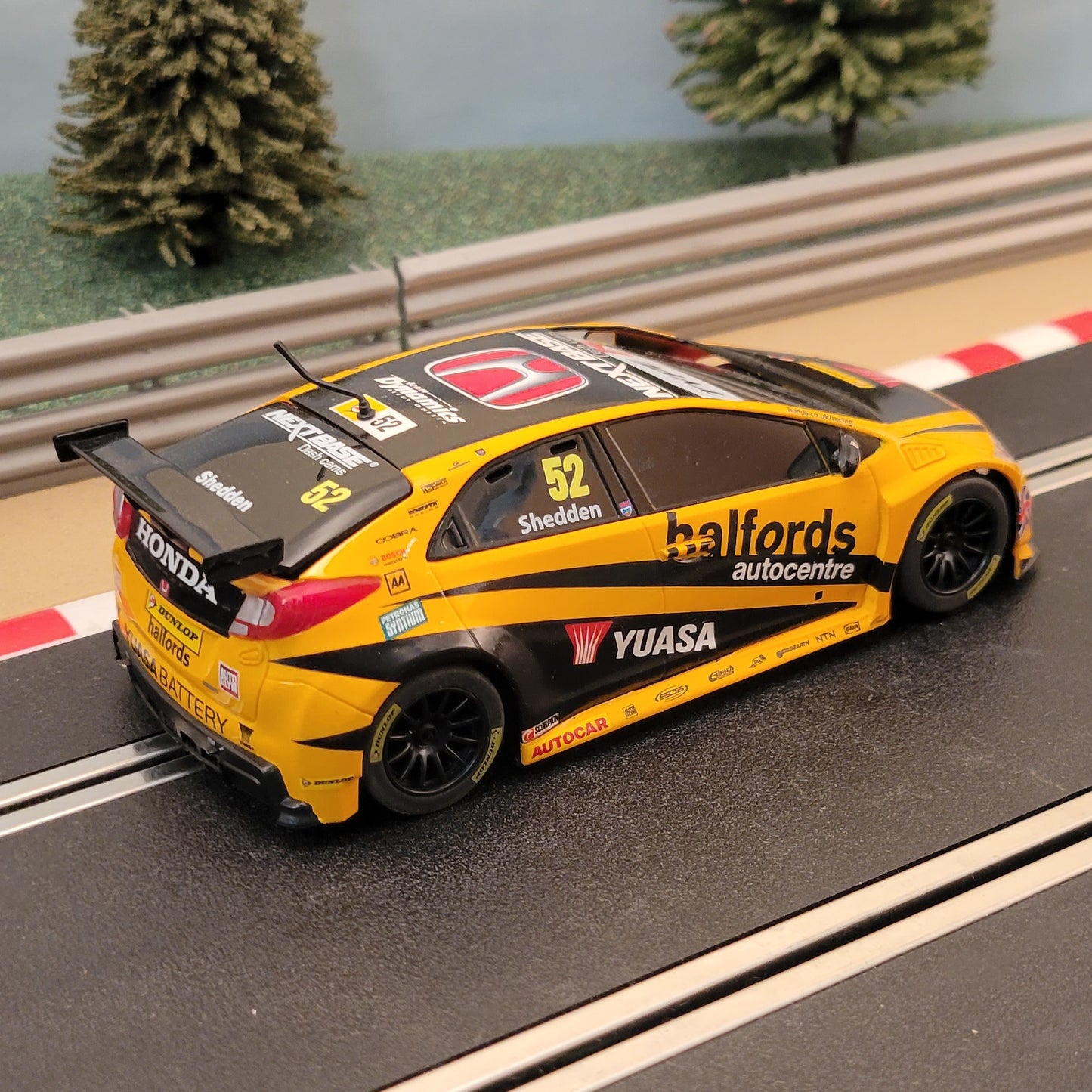 Scalextric 1:32 Car - Honda Civic Halfords #52 Shedden #W