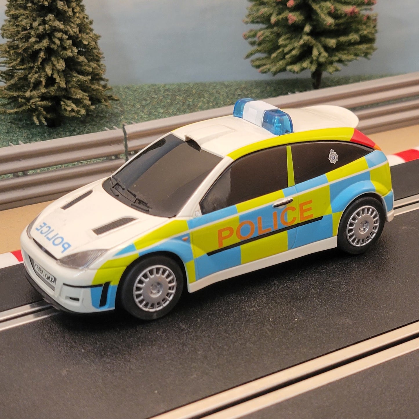 Scalextric 1:32 Car - C2488 Ford Focus Police Car *FLASHING LIGHTS & SIREN* #D