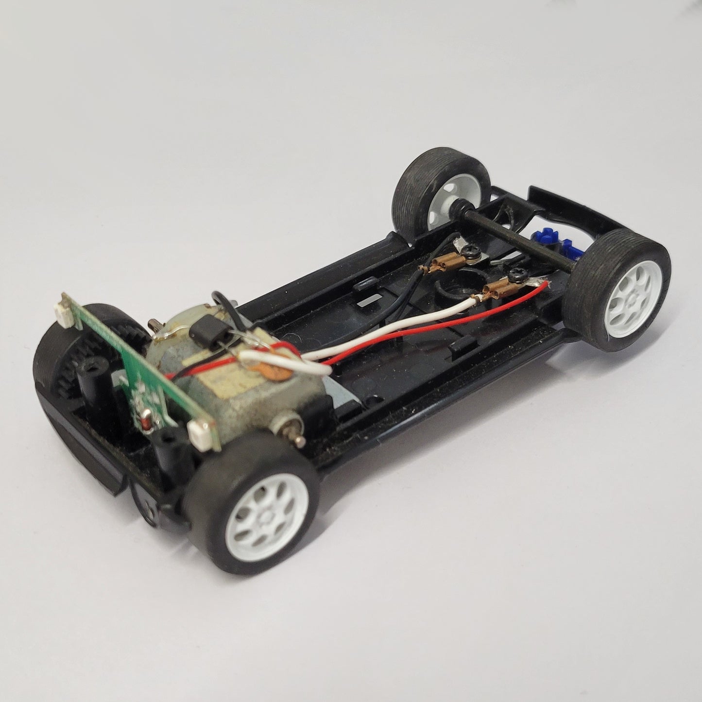 Chasis y motor Scalextric 1:32 para BMW Mini Cooper - Ruedas blancas