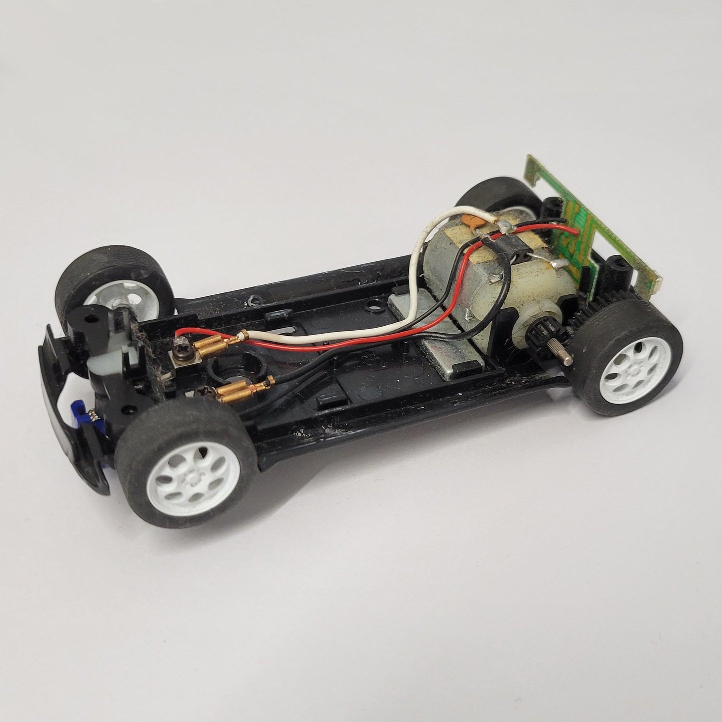 Chasis y motor Scalextric 1:32 para BMW Mini Cooper - Ruedas blancas