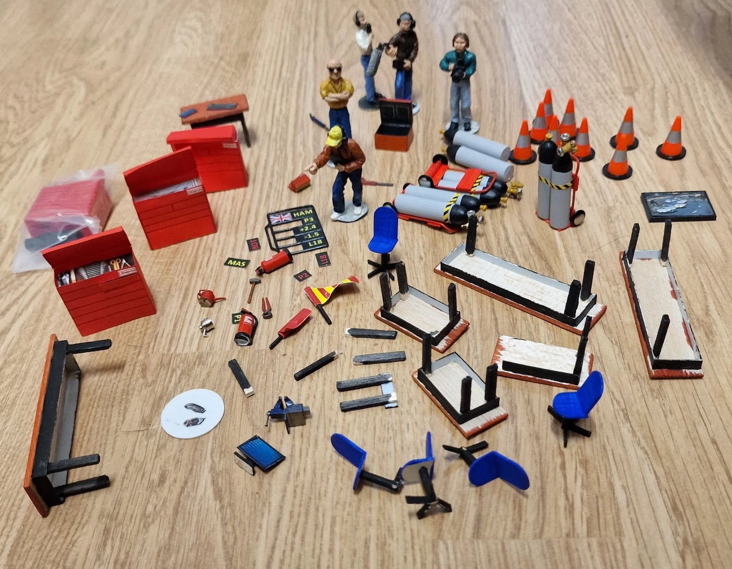 Scalextric 1:32 Figures Tyre Rack Pit Stop Crew Cameraman etc #Z