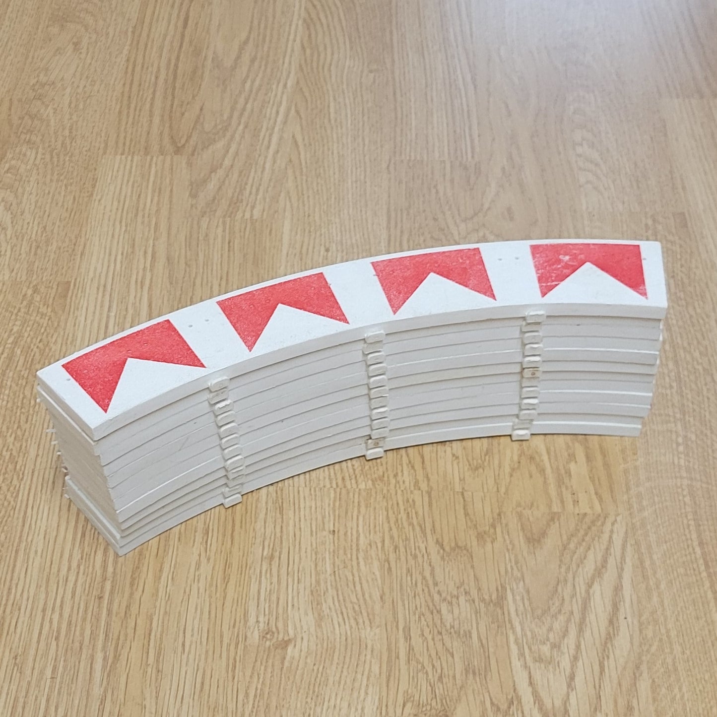 Scalextric Classic 1:32 Red & White Borders - T41 Curves x 12